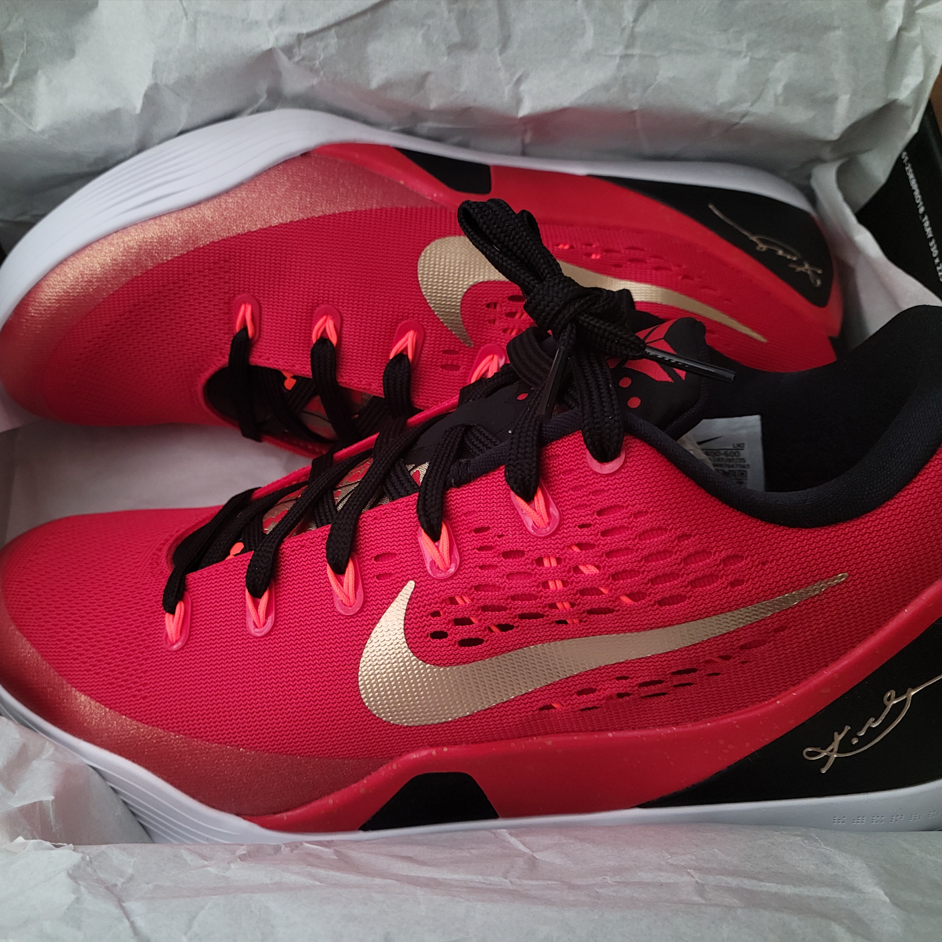 Nike Kobe 9 Low Protro EM University Red and Metallic Gold 착용 스타일 - 1