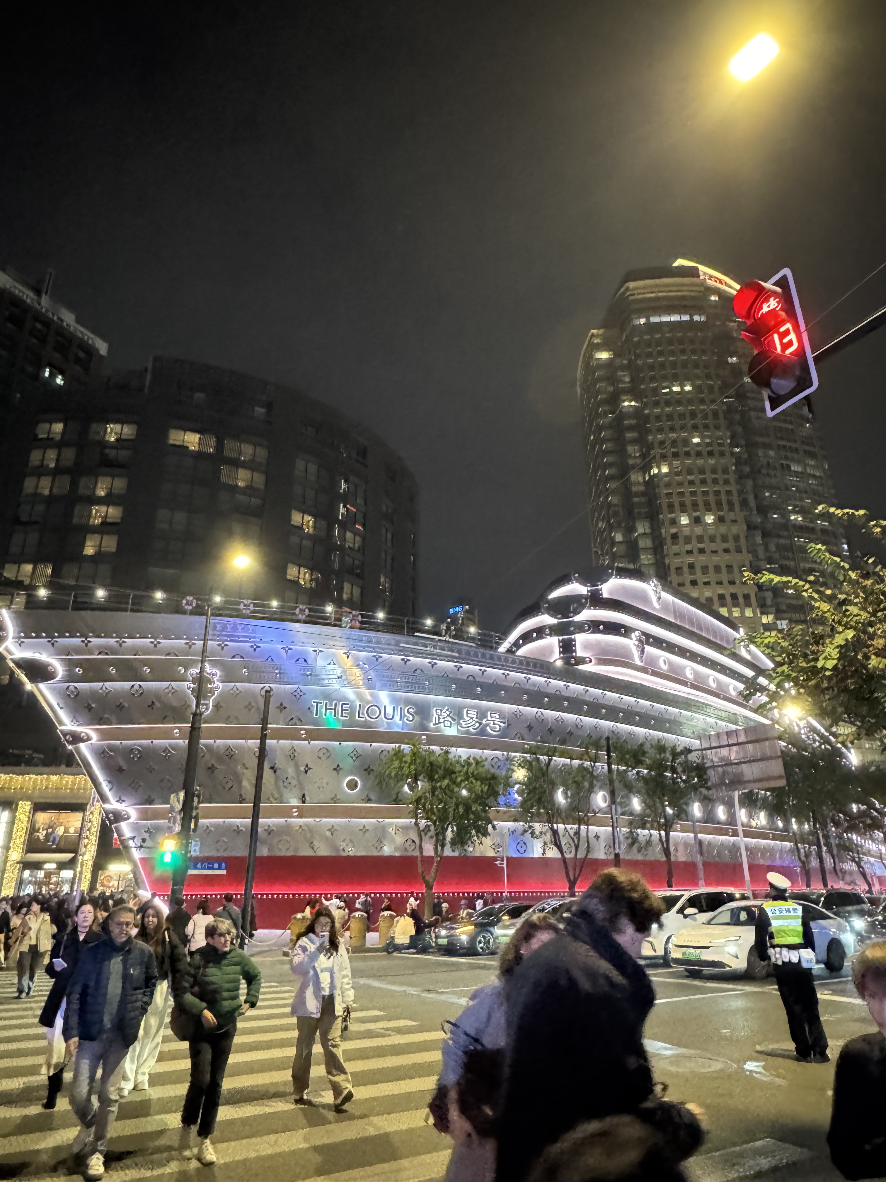 Peaceminusone x 2025 MAMA Awards Peacemamaone Coat Black, Burberry Skinny Check Silk Scarf Archive Beige 착용 스타일 - 10