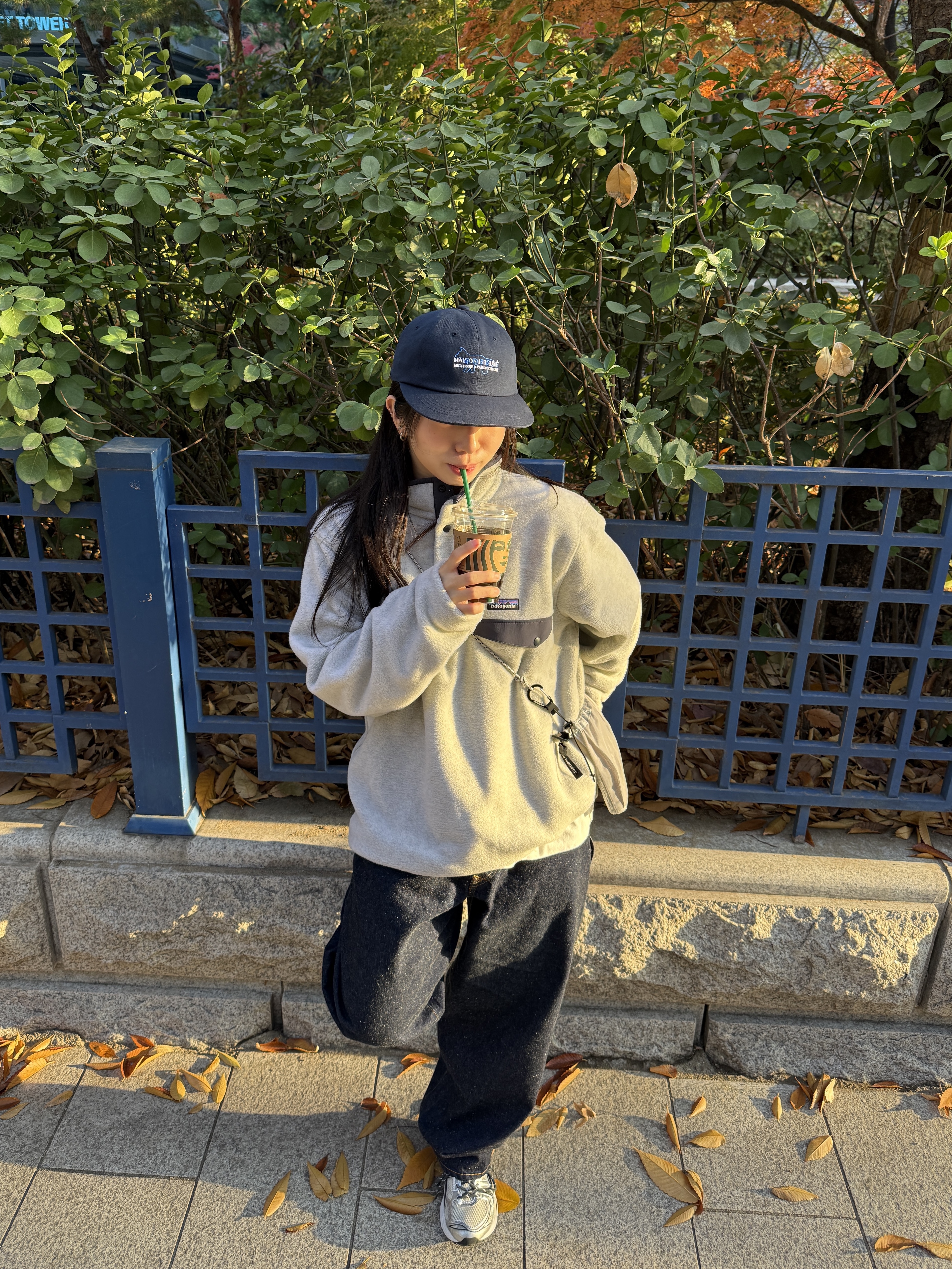 Patagonia Lightweight Synchilla Snap-T Fleece Pullover Oatmeal Heather/Smolder Blue/New Navy, Human Made Denim Pants Indigo 착용 스타일