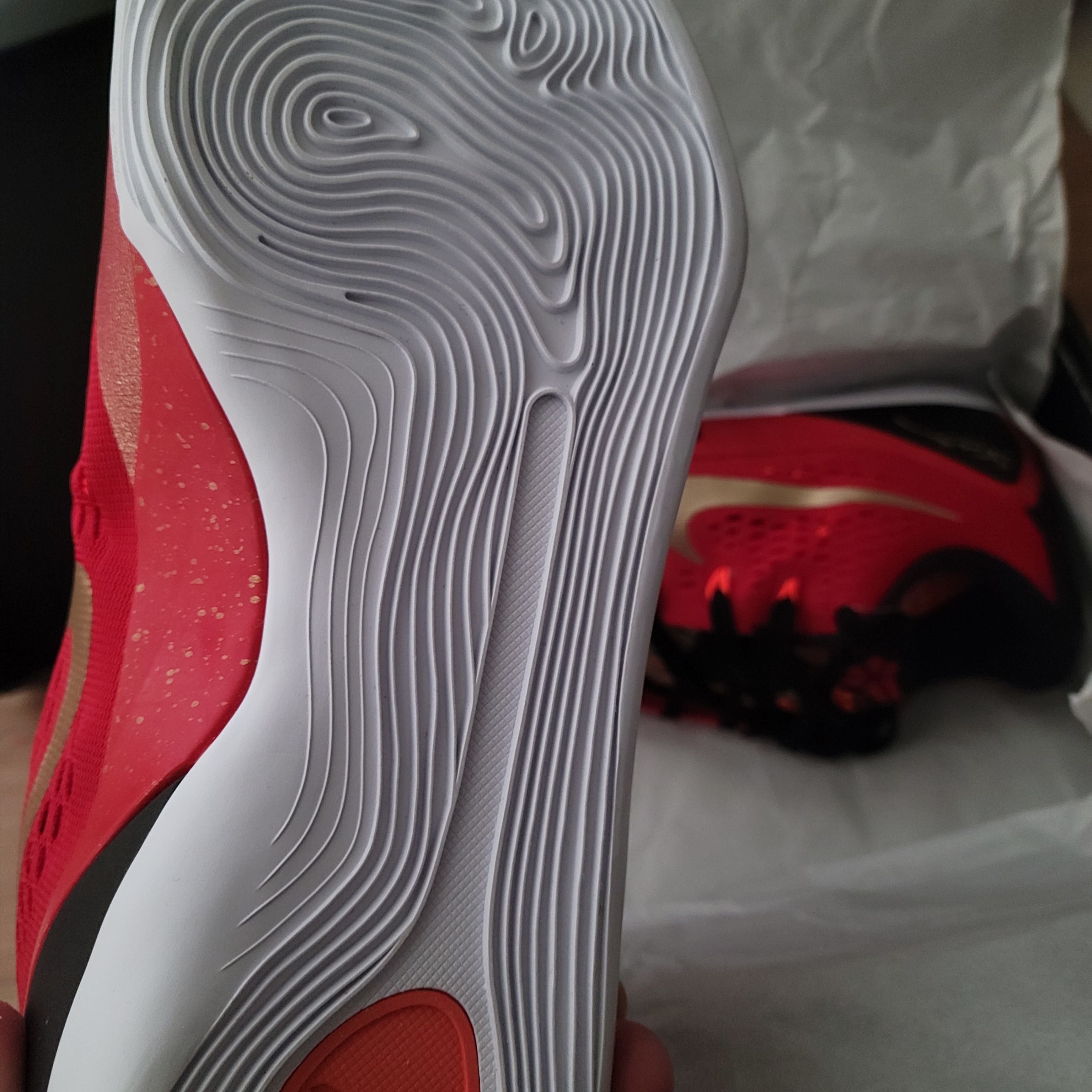 Nike Kobe 9 Low Protro EM University Red and Metallic Gold 착용 스타일 - 3