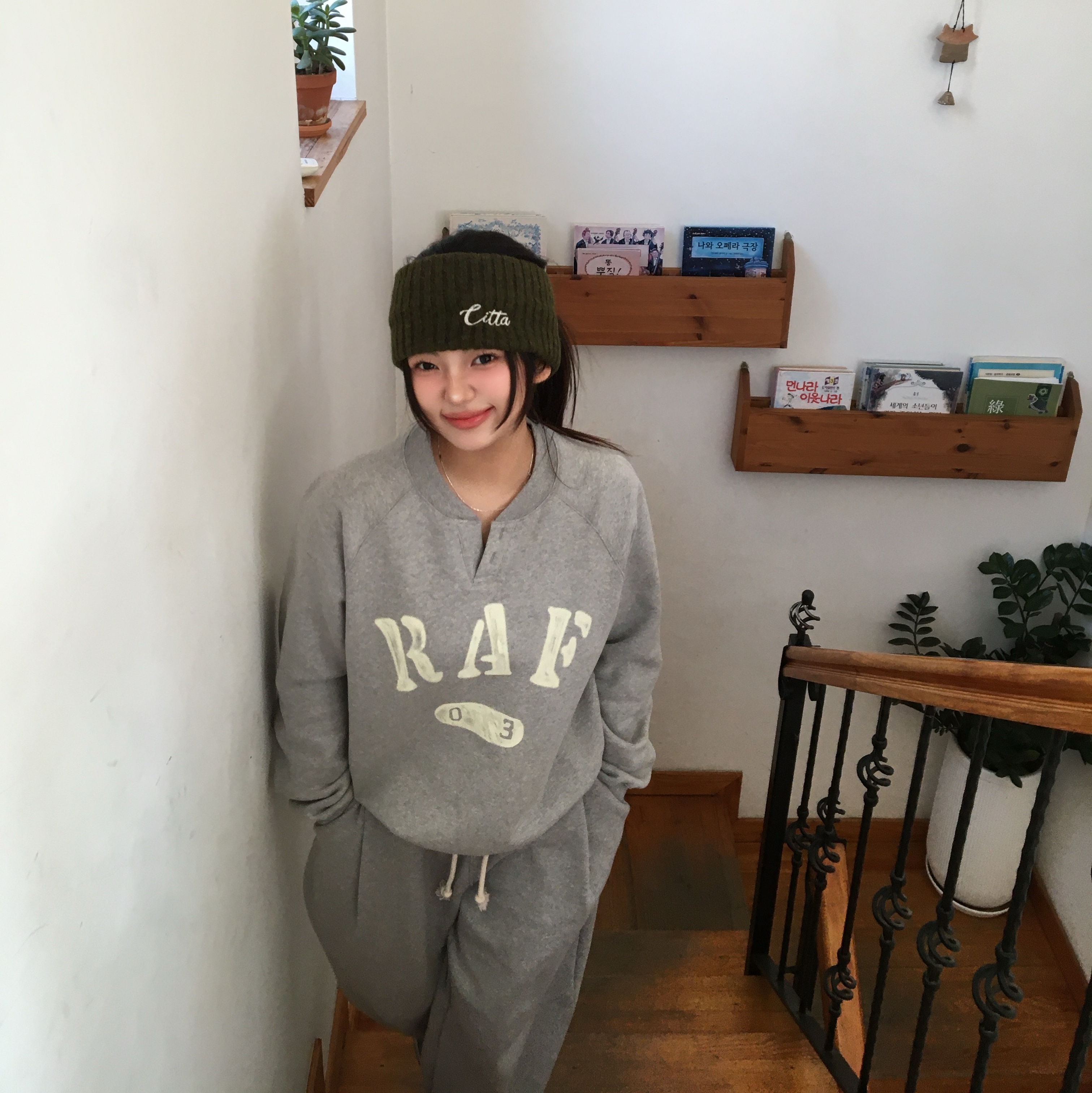 AMOU RAF Henley Neck Sweat Shirts Gray, AMOU RAF Henley Neck Sweat Shirts Black 착용 스타일 - 1