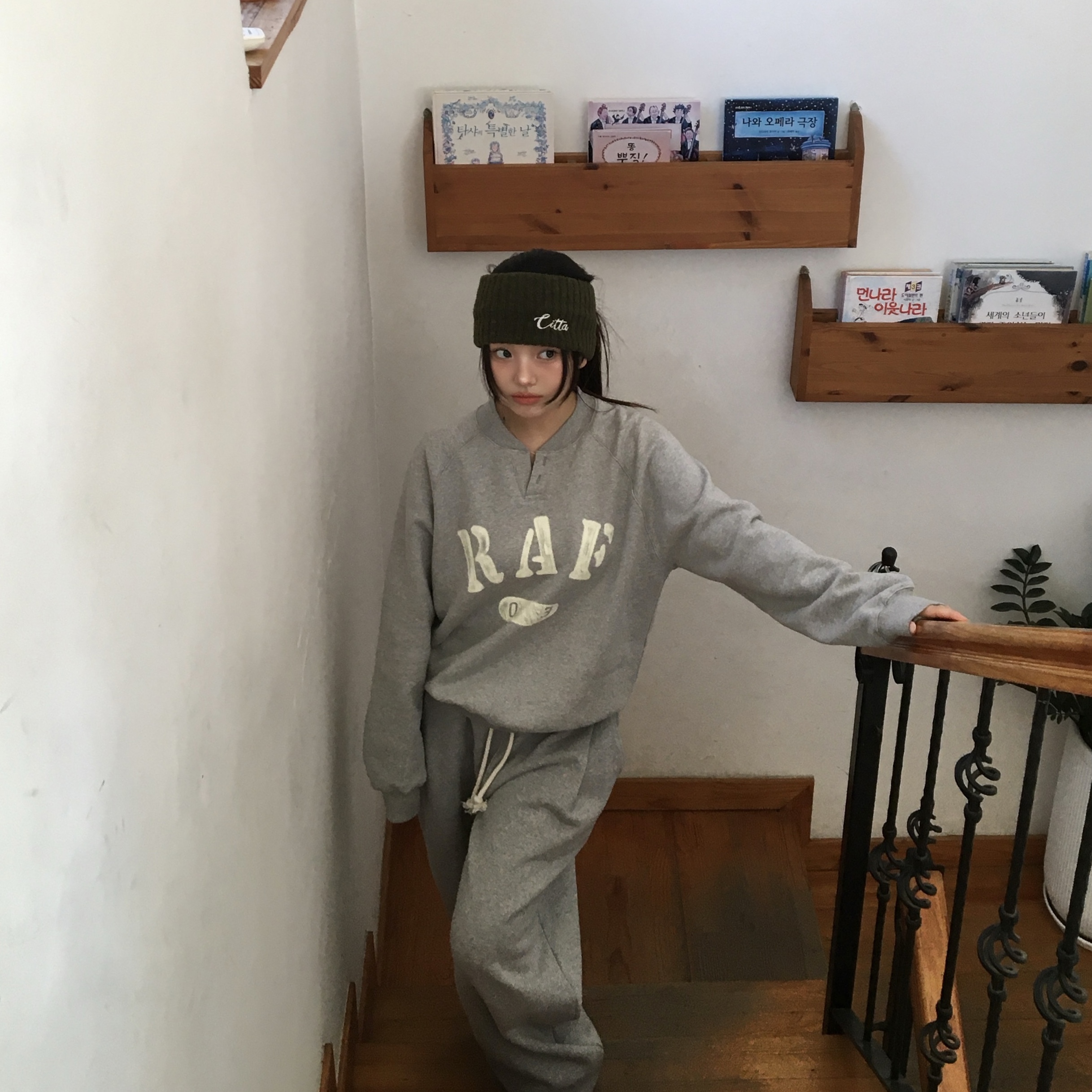 AMOU RAF Henley Neck Sweat Shirts Gray, AMOU RAF Henley Neck Sweat Shirts Black 착용 스타일 - 2