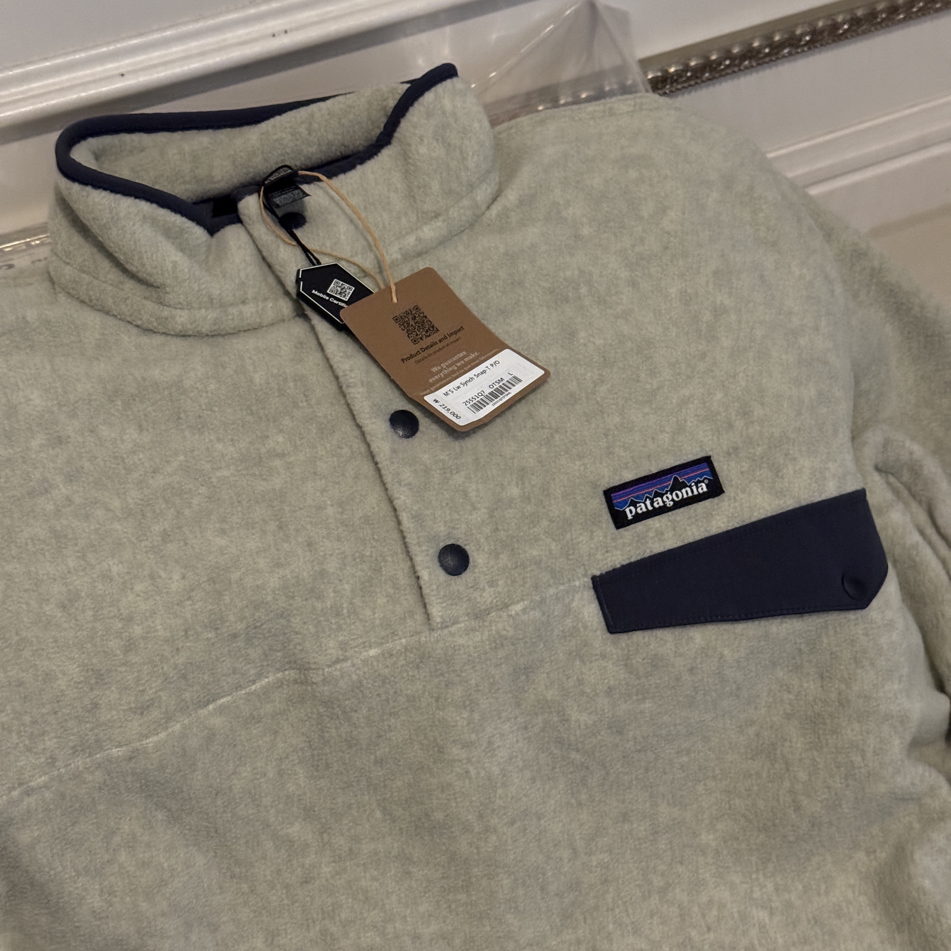 Patagonia Lightweight Synchilla Snap-T Fleece Pullover Oatmeal Heather/Smolder Blue/New Navy 착용 스타일 - 4