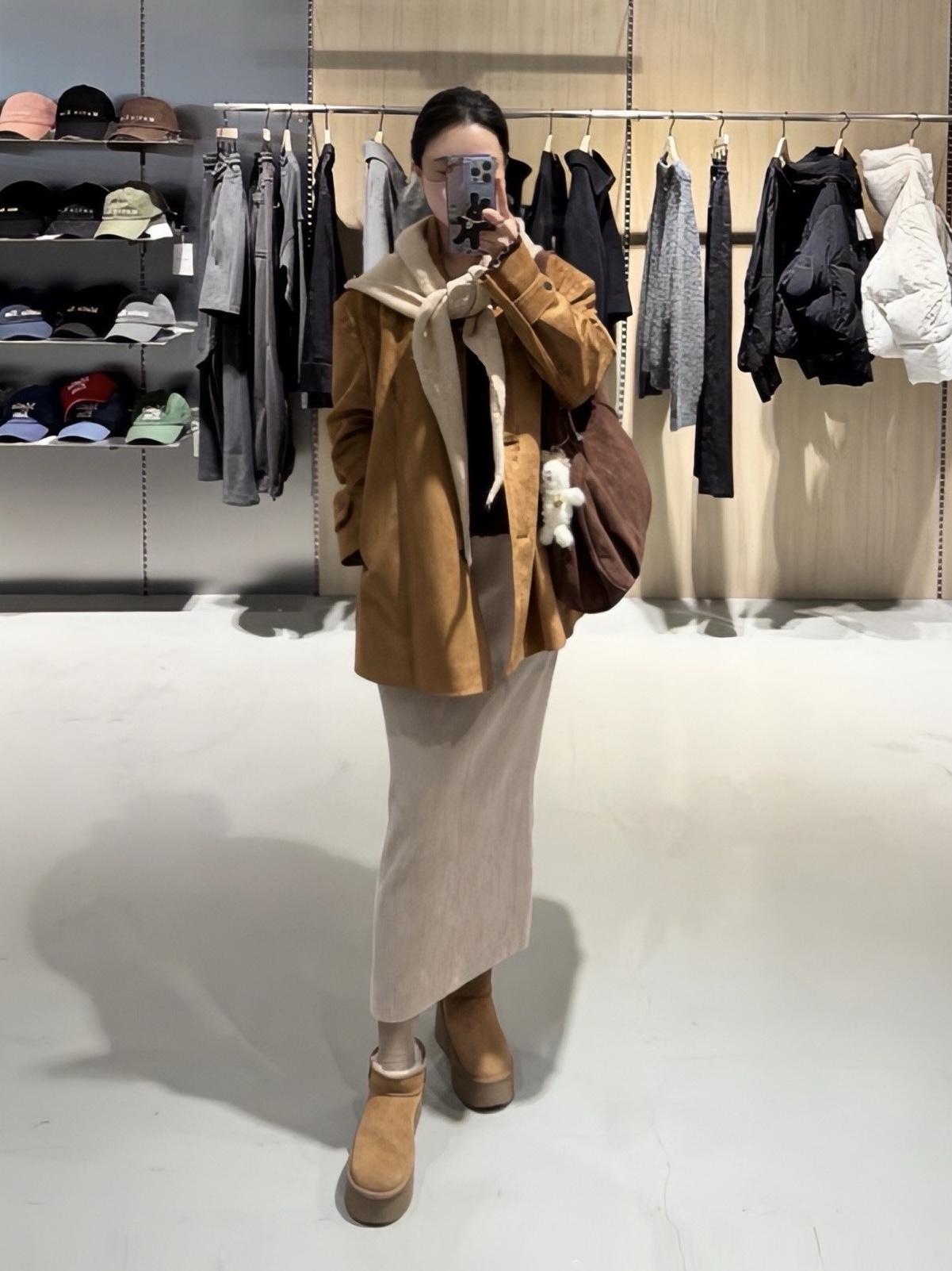 (W) UGG Classic Ultra Mini Platform Boots Chestnut 착용 스타일 - 1