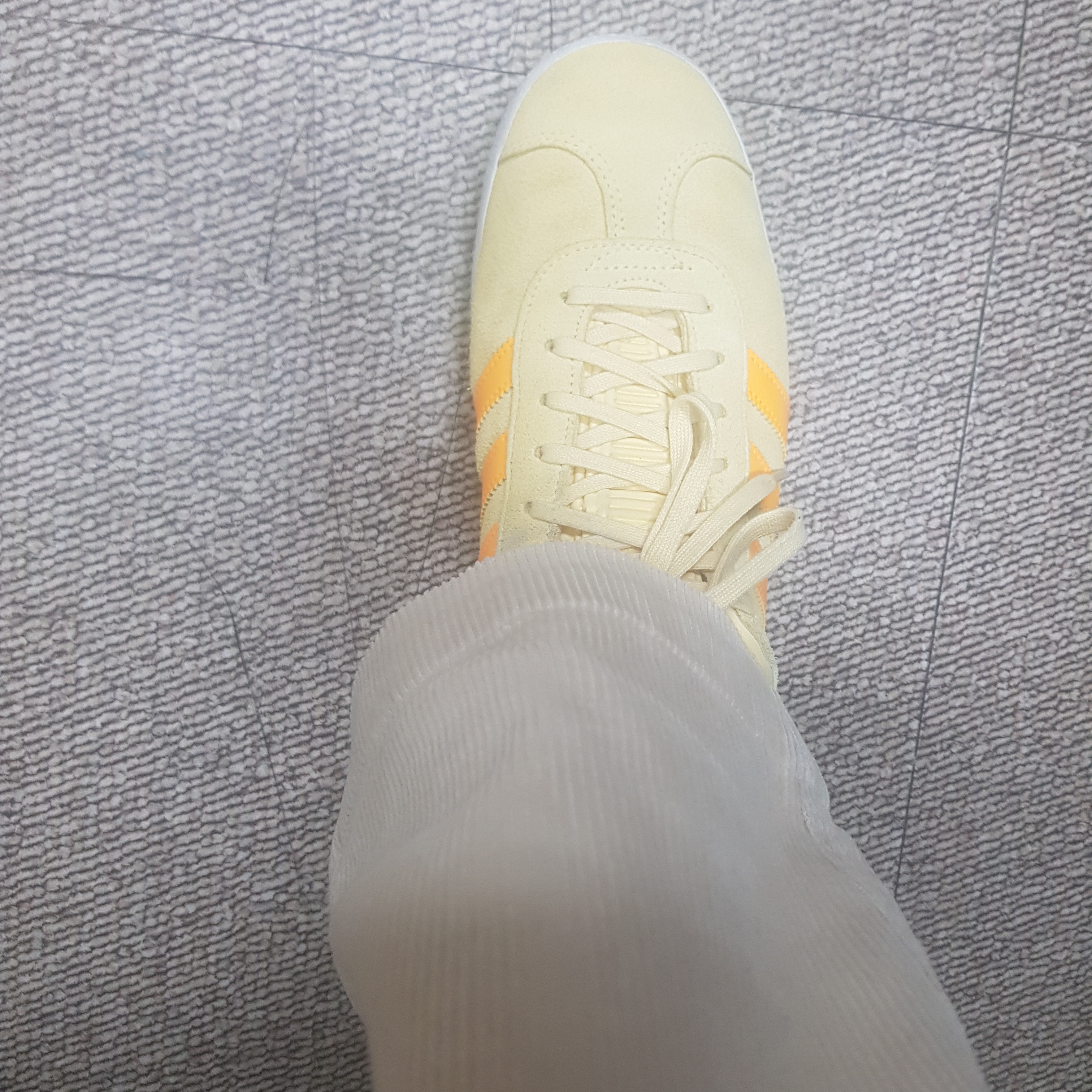 (W) Adidas Gazelle Almost Yellow Solar Gold 착용 스타일