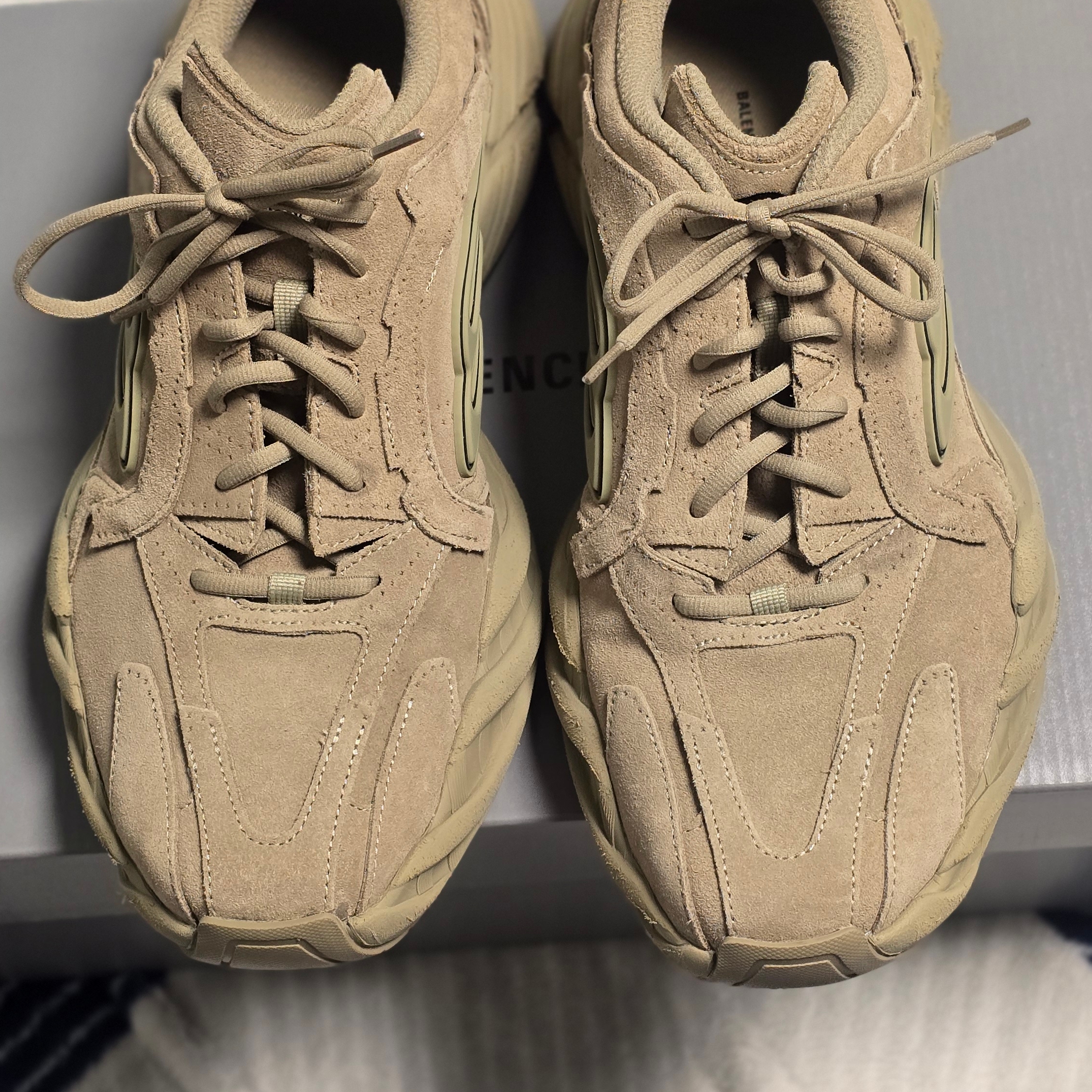 (W) Balenciaga Monday Shoe Beige 착용 스타일 - 1