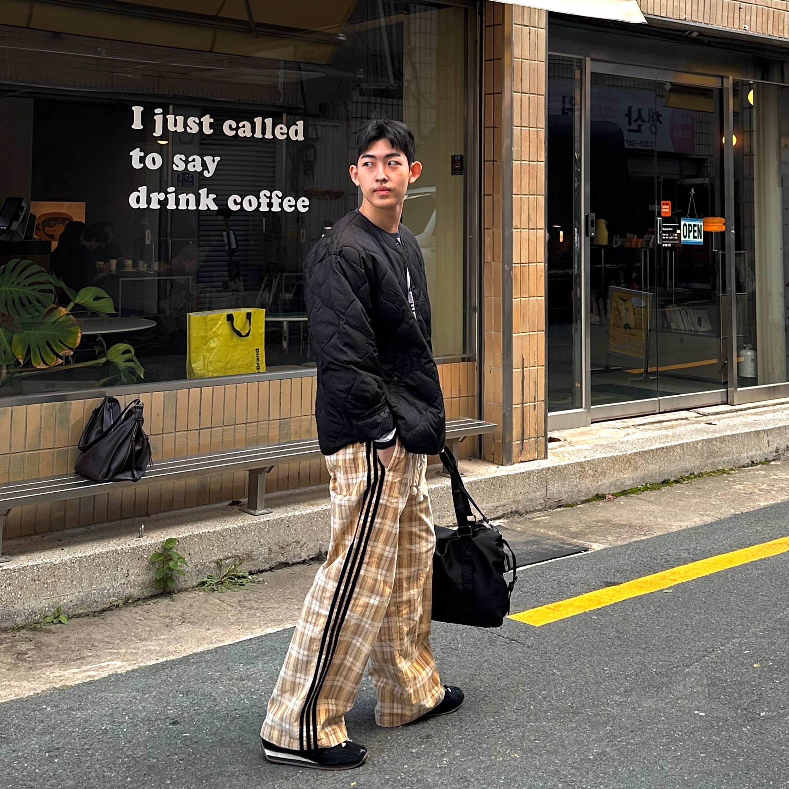 Adidas x Song for the Mute Track Pants Wonder White - KR Sizing, Adidas x Song for the Mute Country OG Core Black Cream White 착용 스타일 - 1