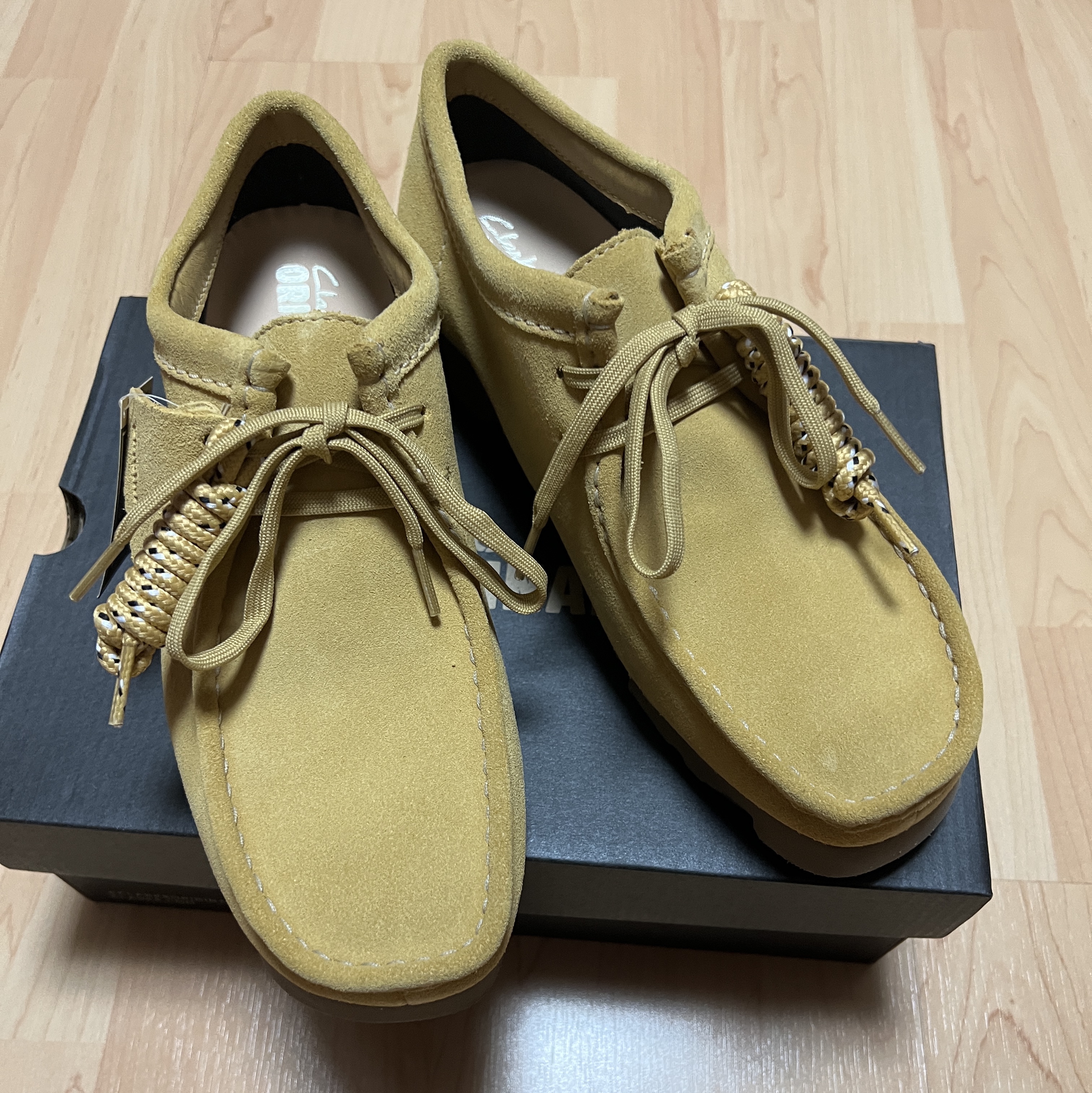 Clarks Wallabee Gore-Tex Golden Tan Suede 착용 스타일 - 2