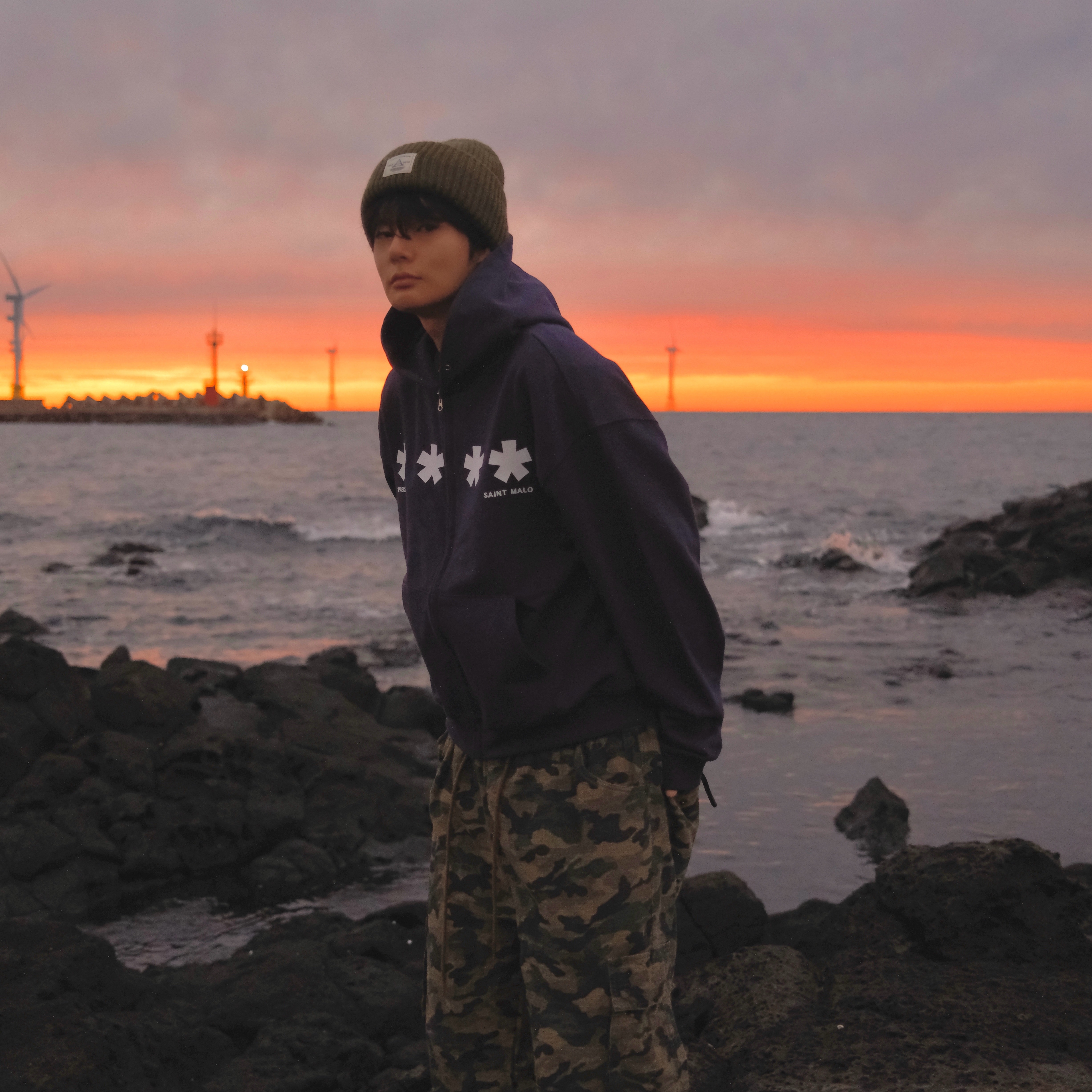 AMOU Square Star Hoodie Zip Up Navy, AMOU Square Star Hoodie Zip Up White Melange 착용 스타일 - 2