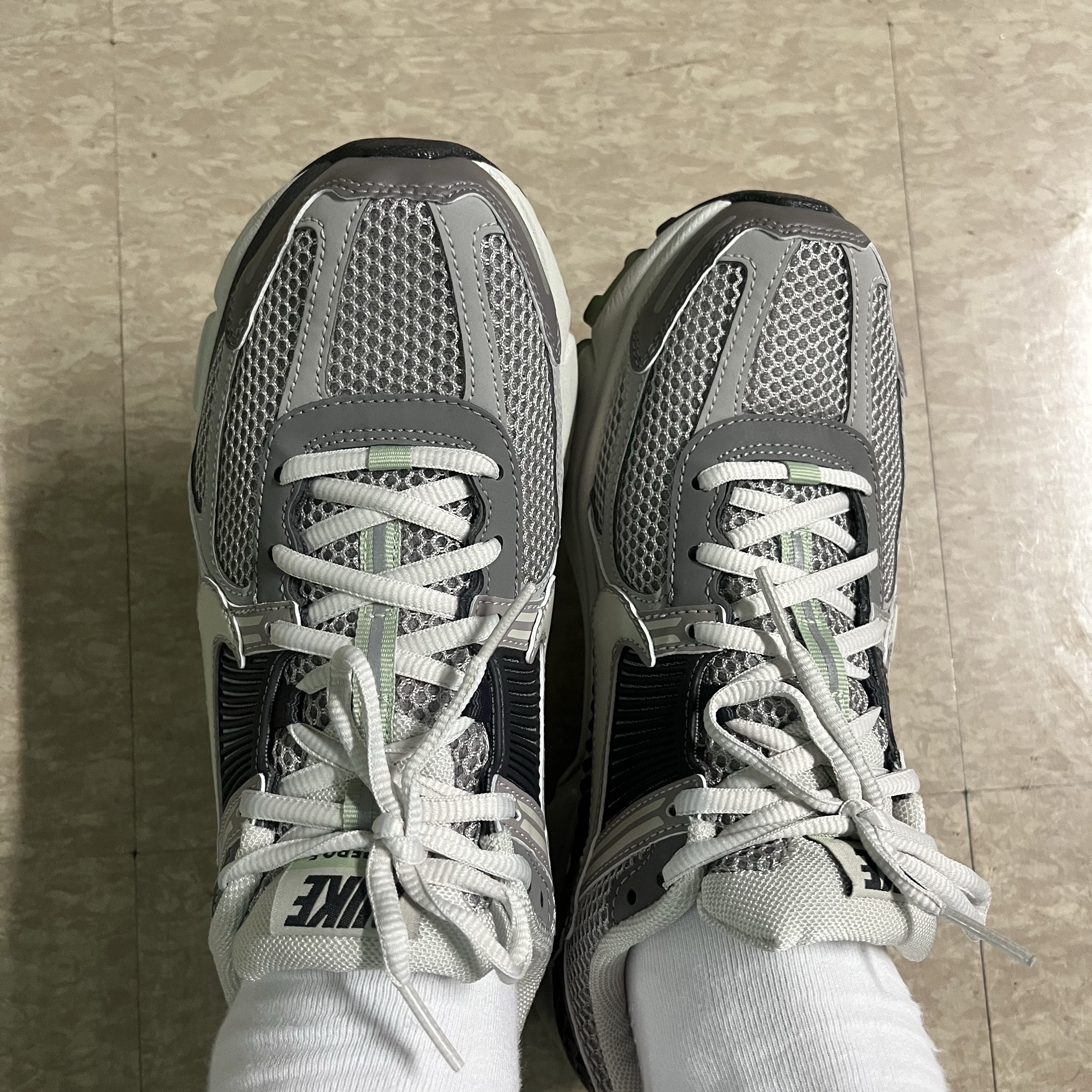 (W) Nike Zoom Vomero 5 Cobblestone and Flat Pewter 착용 스타일