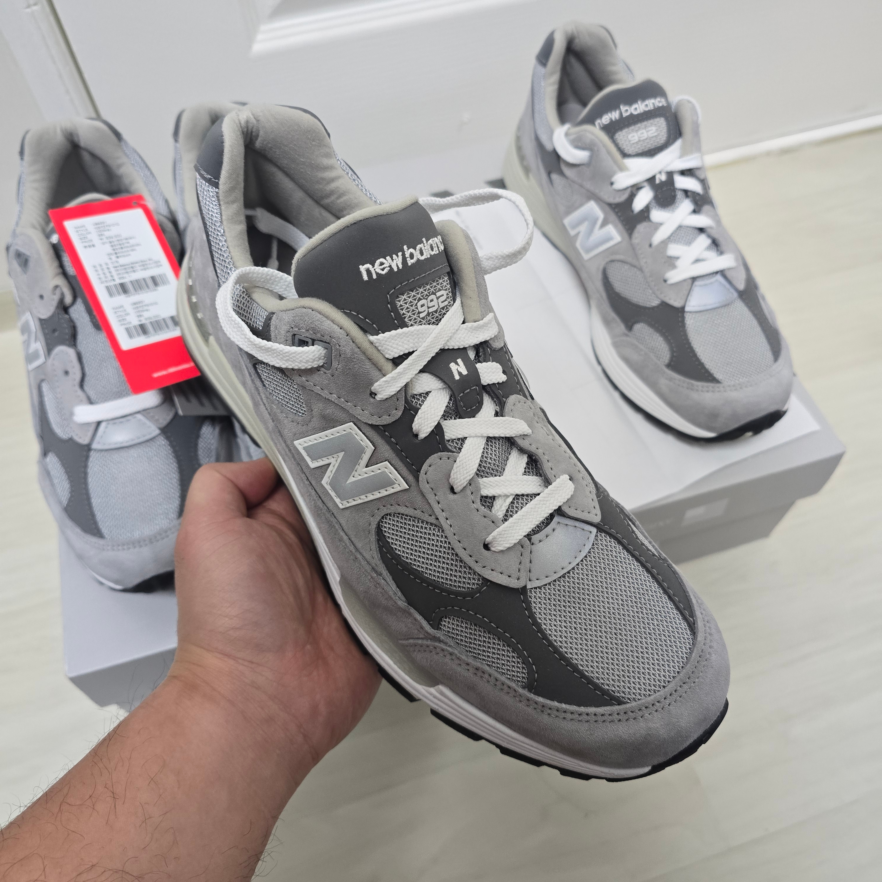 New Balance 992 Made in USA Core Grey Silver Metallic 착용 스타일 - 2