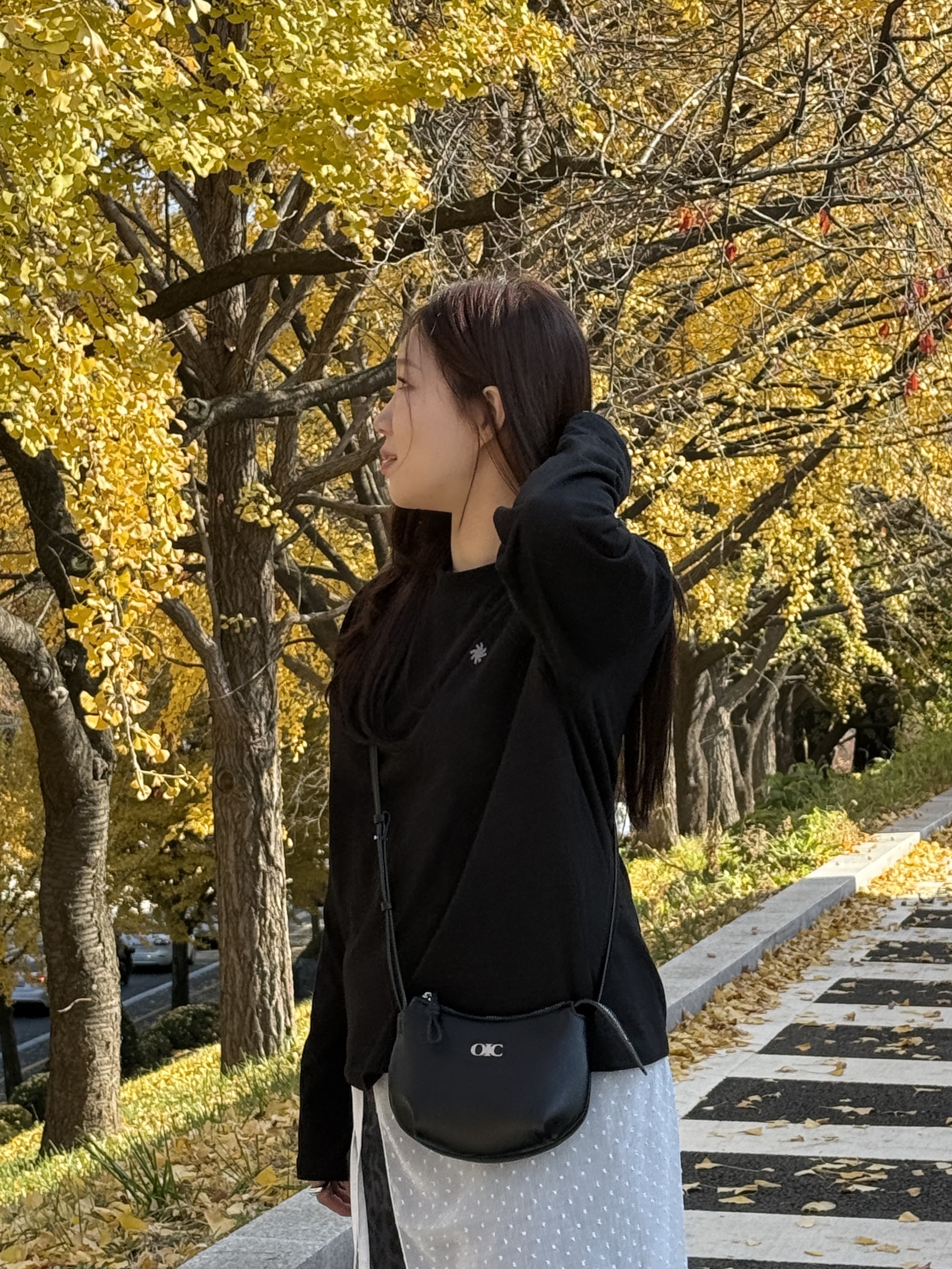 SLOW RECORD HOUSE Fingerhole Crop Long Sleeve Black 착용 스타일 - 6