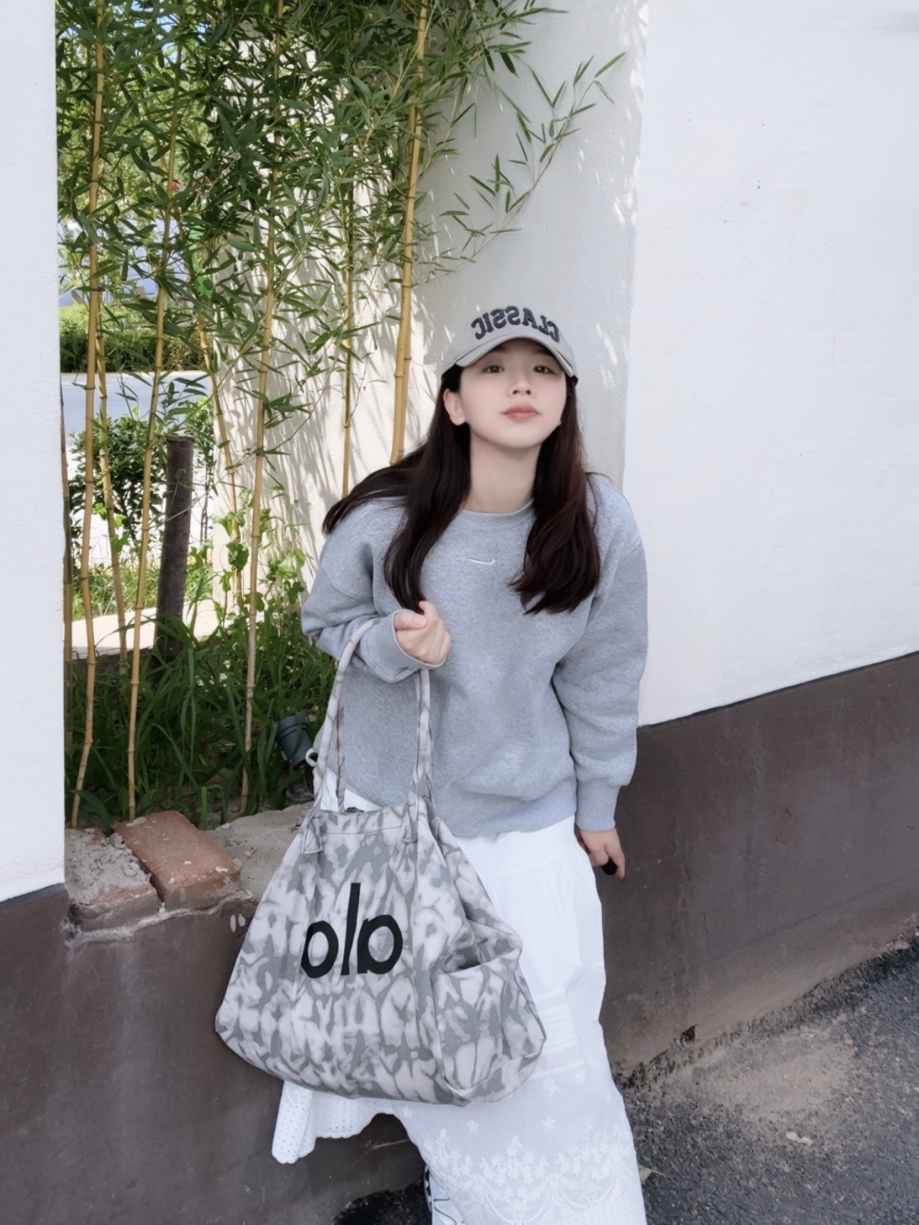 Alo Yoga Iconic Shopper Tote Bag Grey Tiedye 착용 스타일 - 1