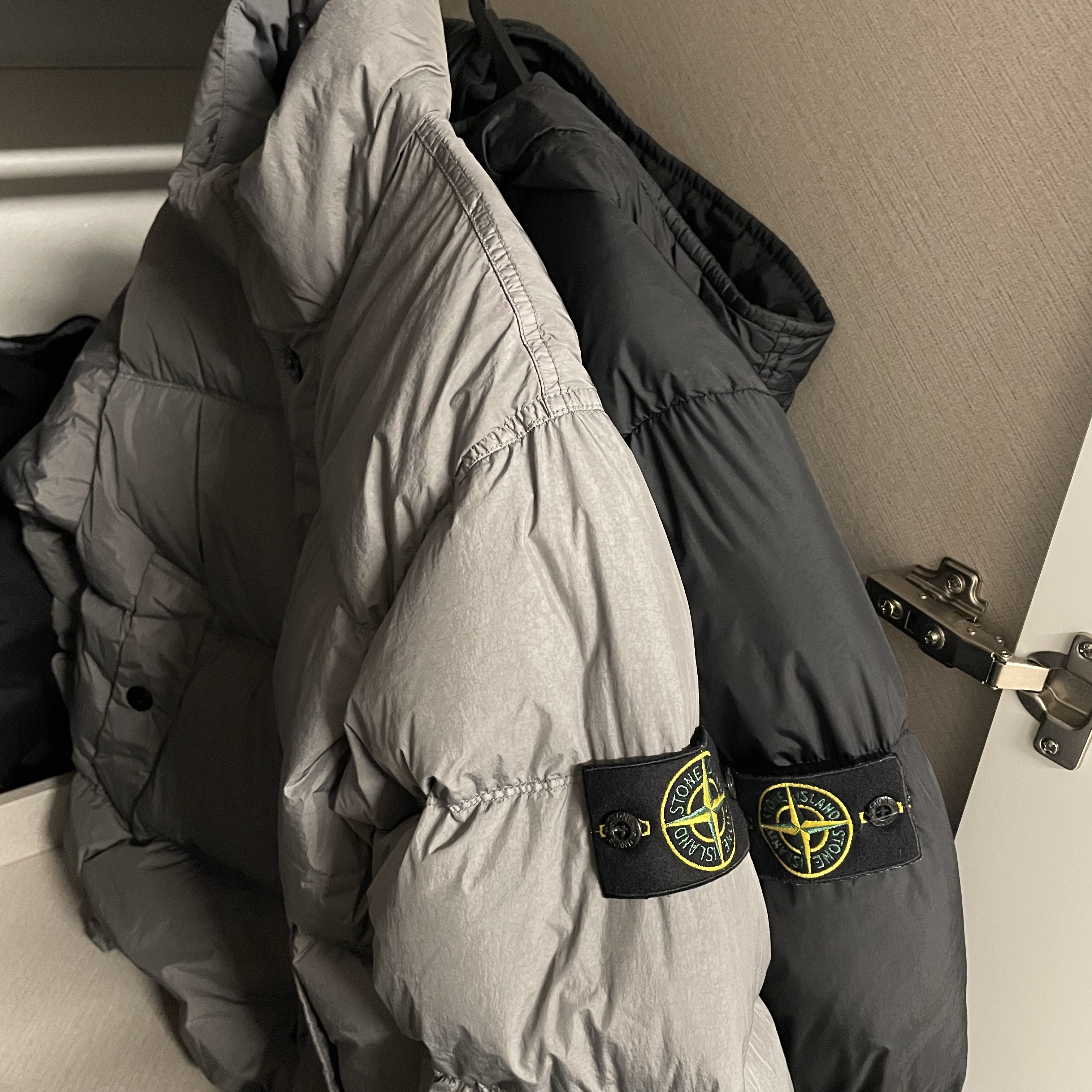 Stone Island 4100010 Crinkle Reps NY Recycled Nylon Down Jacket with Wind Resistant Cement - 25FW, Stone Island 40723 Crinkle Reps Hooded Down Jacket Black - 20FW 착용 스타일 - 3