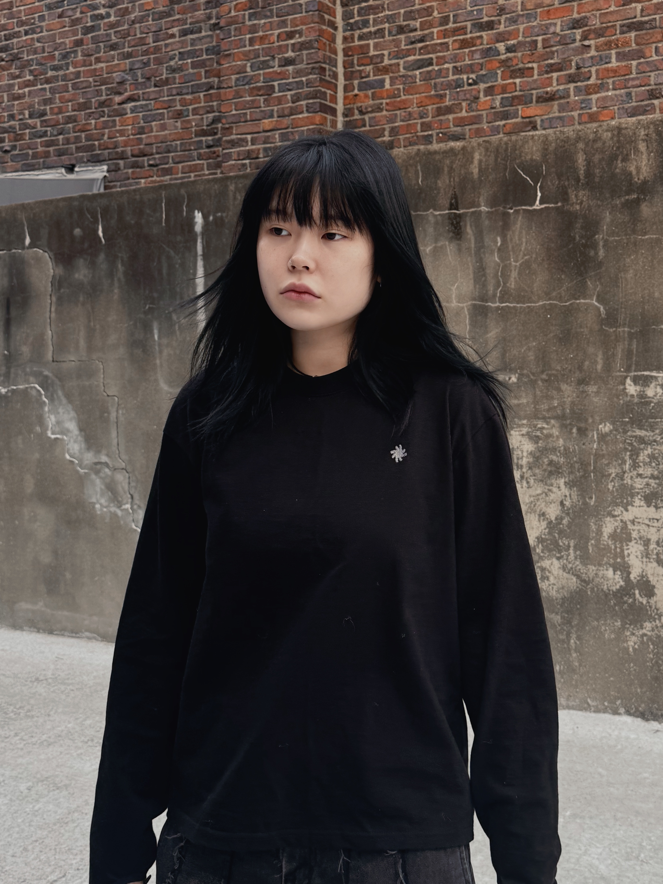 SLOW RECORD HOUSE Fingerhole Crop Long Sleeve Black 착용 스타일 - 8