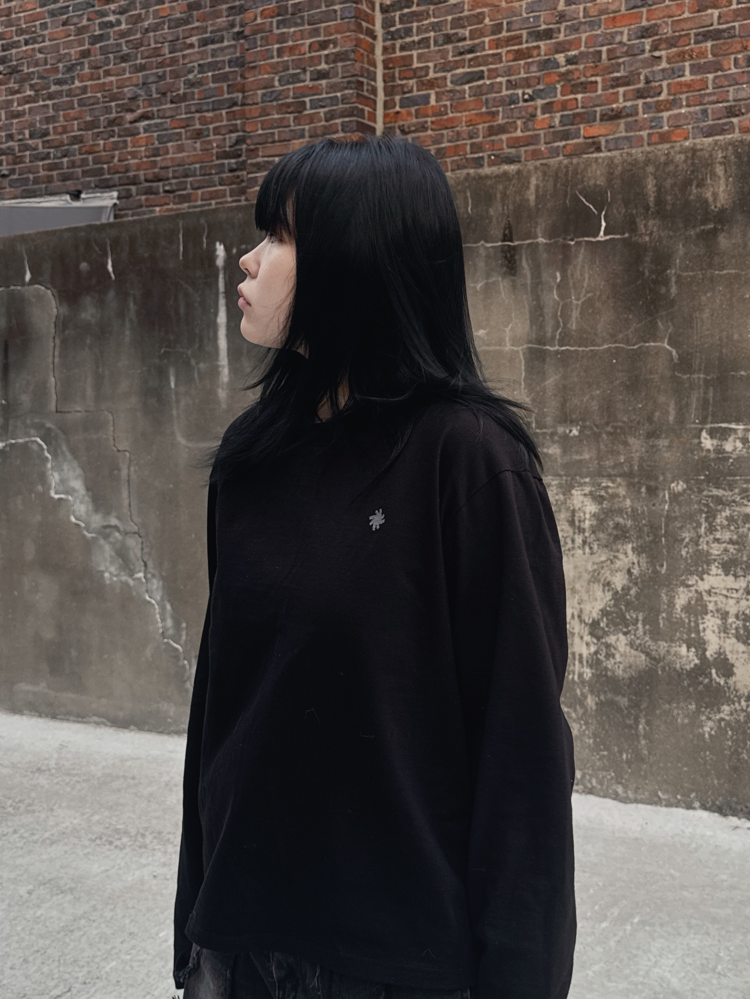 SLOW RECORD HOUSE Fingerhole Crop Long Sleeve Black 착용 스타일 - 9