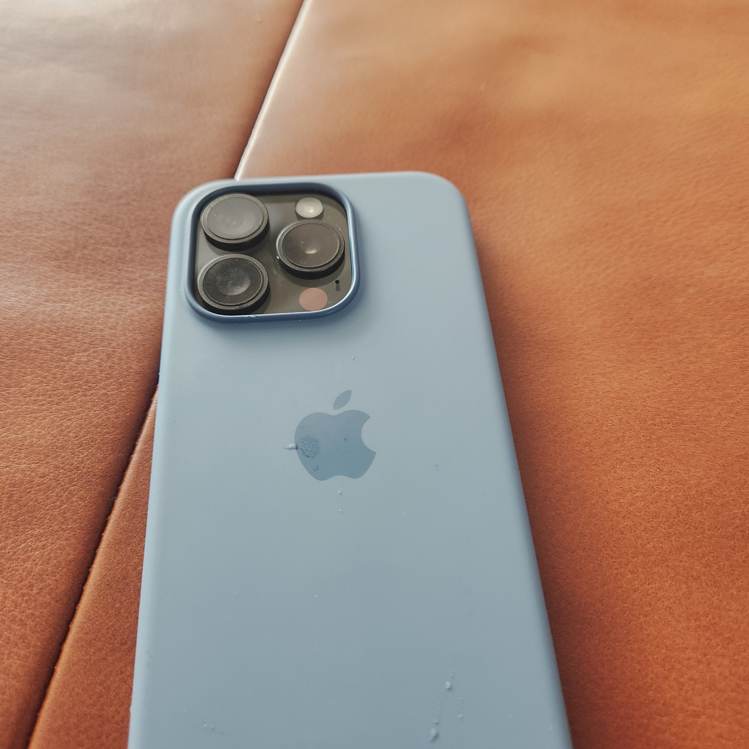 [S등급] Refurbished iPhone 15 Pro 256GB Black Titanium 착용 스타일 - 2
