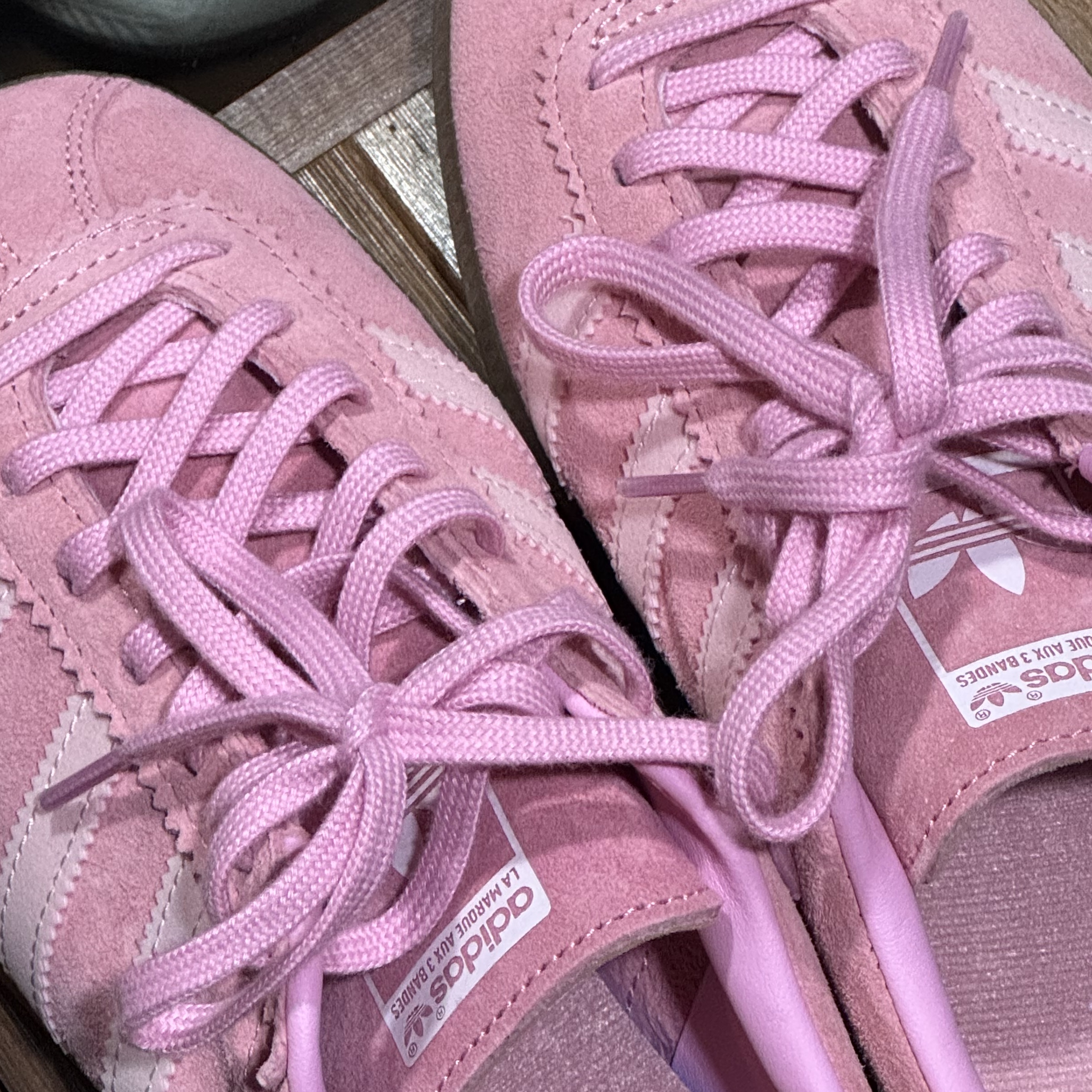 Adidas Bermuda Glow Pink 착용 스타일