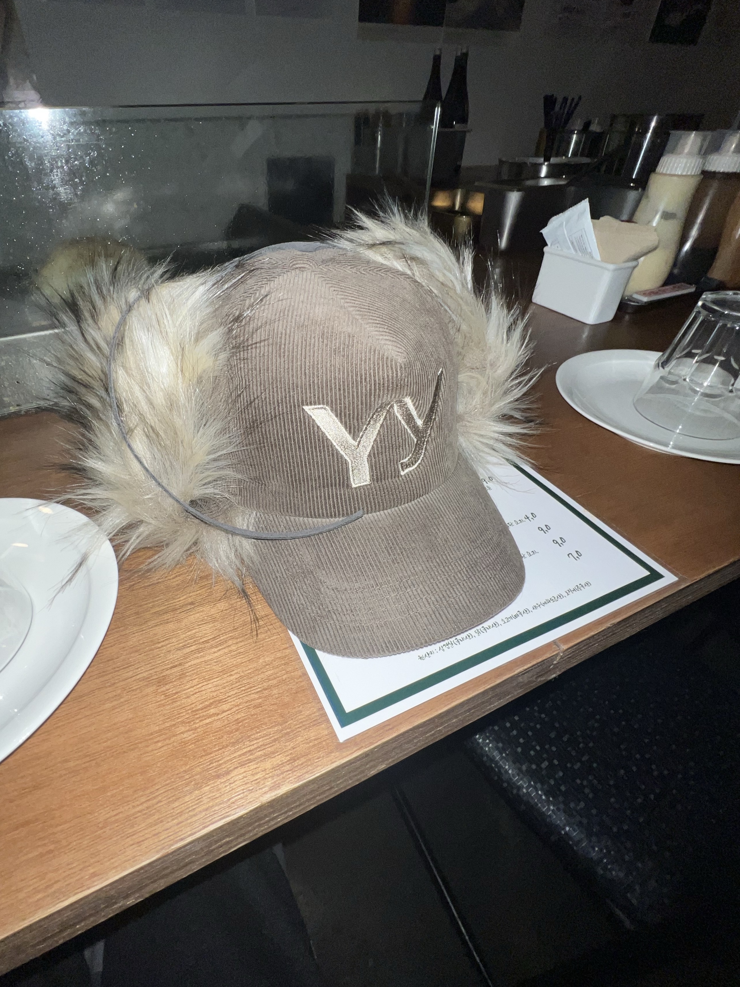 Open Yy Faux Fur Corduroy Earflap Cap Khaki 착용 스타일