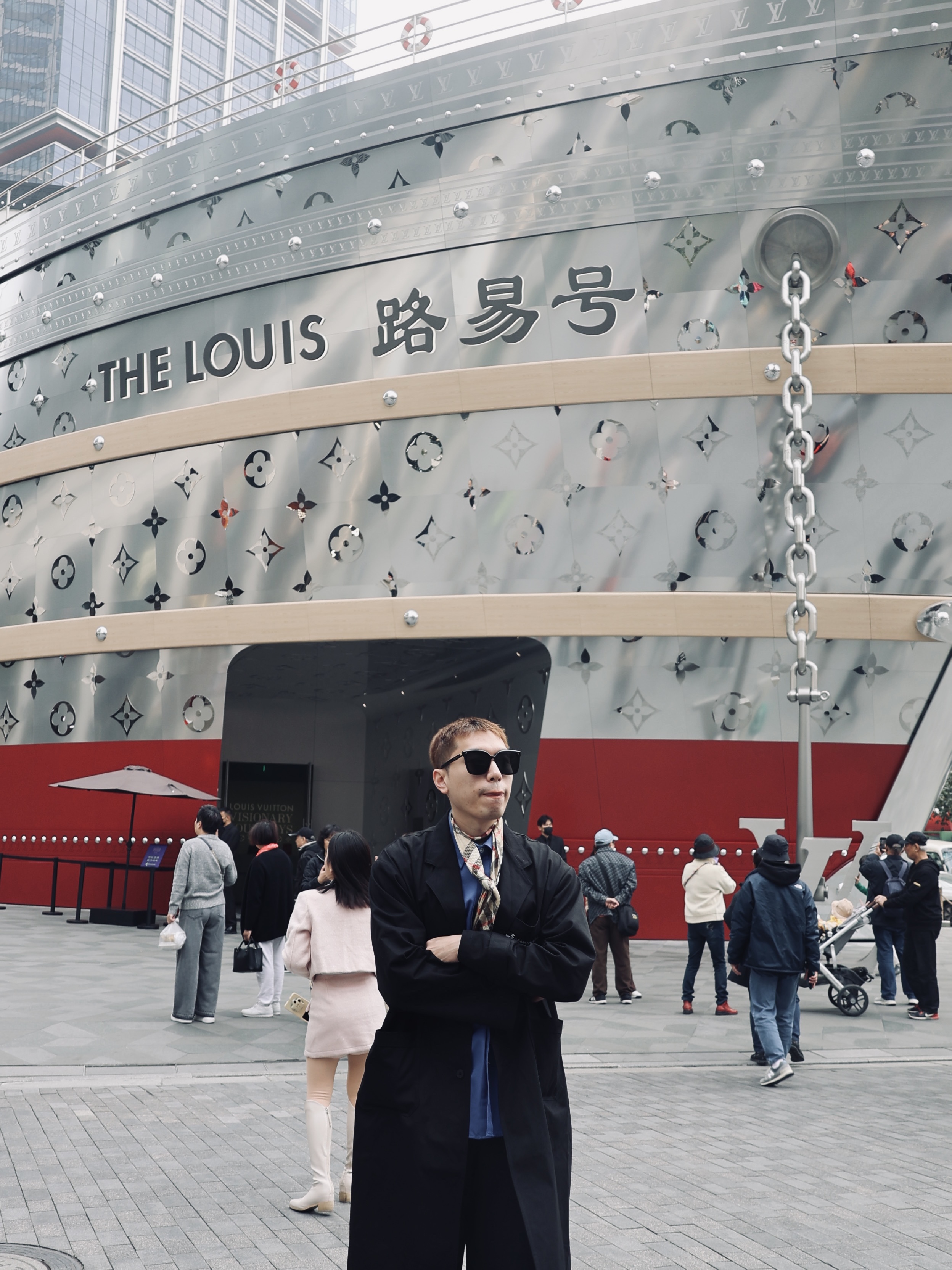 Peaceminusone x 2025 MAMA Awards Peacemamaone Coat Black, Burberry Skinny Check Silk Scarf Archive Beige 착용 스타일 - 6