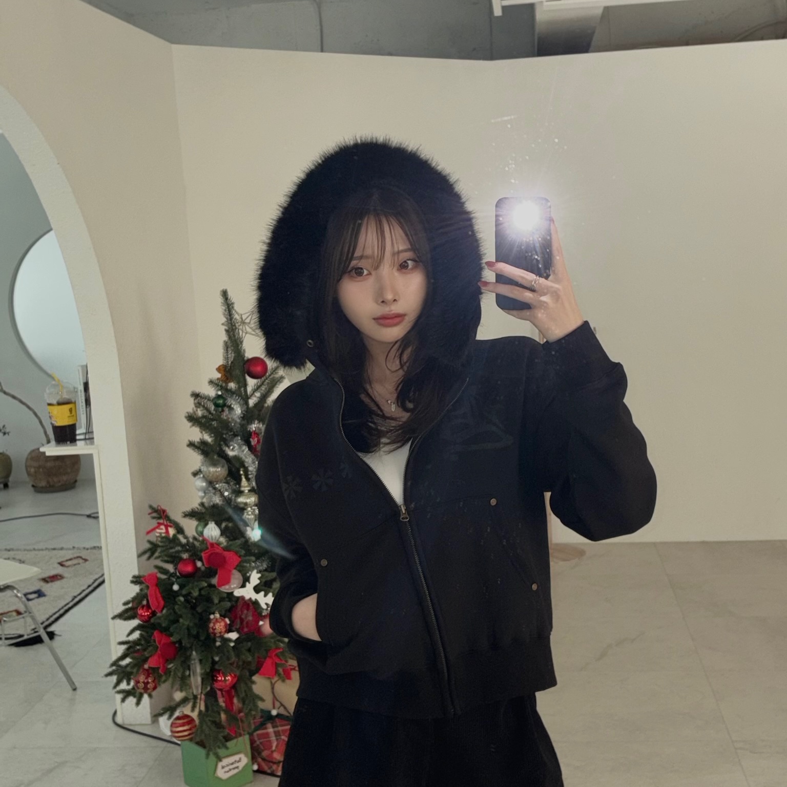 AMOU Fur Hoodie Zip Up Black, AMOU Fur Hoodie Zip Up Gray 착용 스타일 - 1