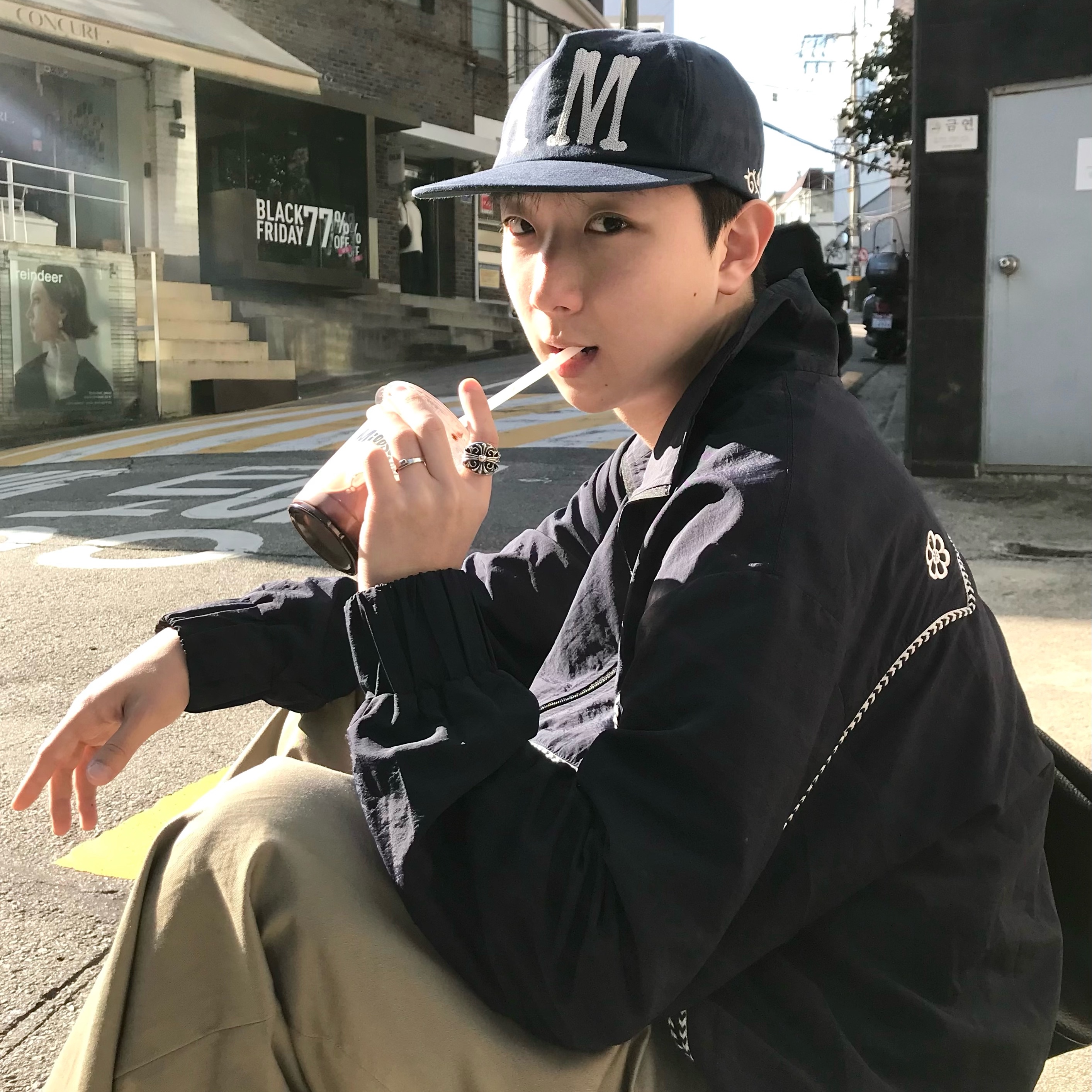 AMOU A.M 5Pannel Cap Navy 착용 스타일 - 4