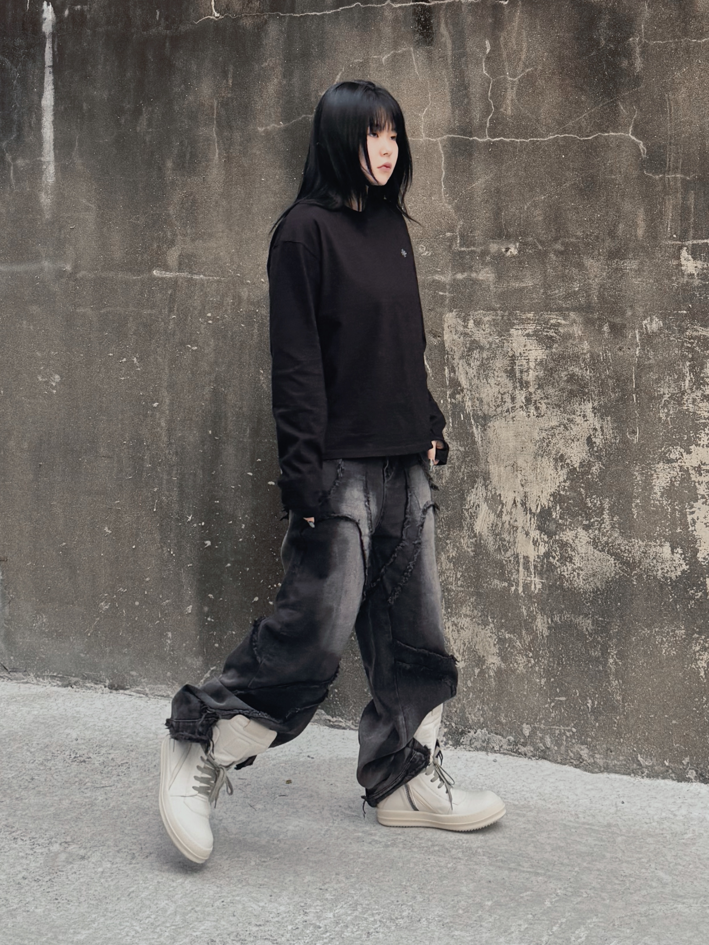 SLOW RECORD HOUSE Fingerhole Crop Long Sleeve Black 착용 스타일 - 5