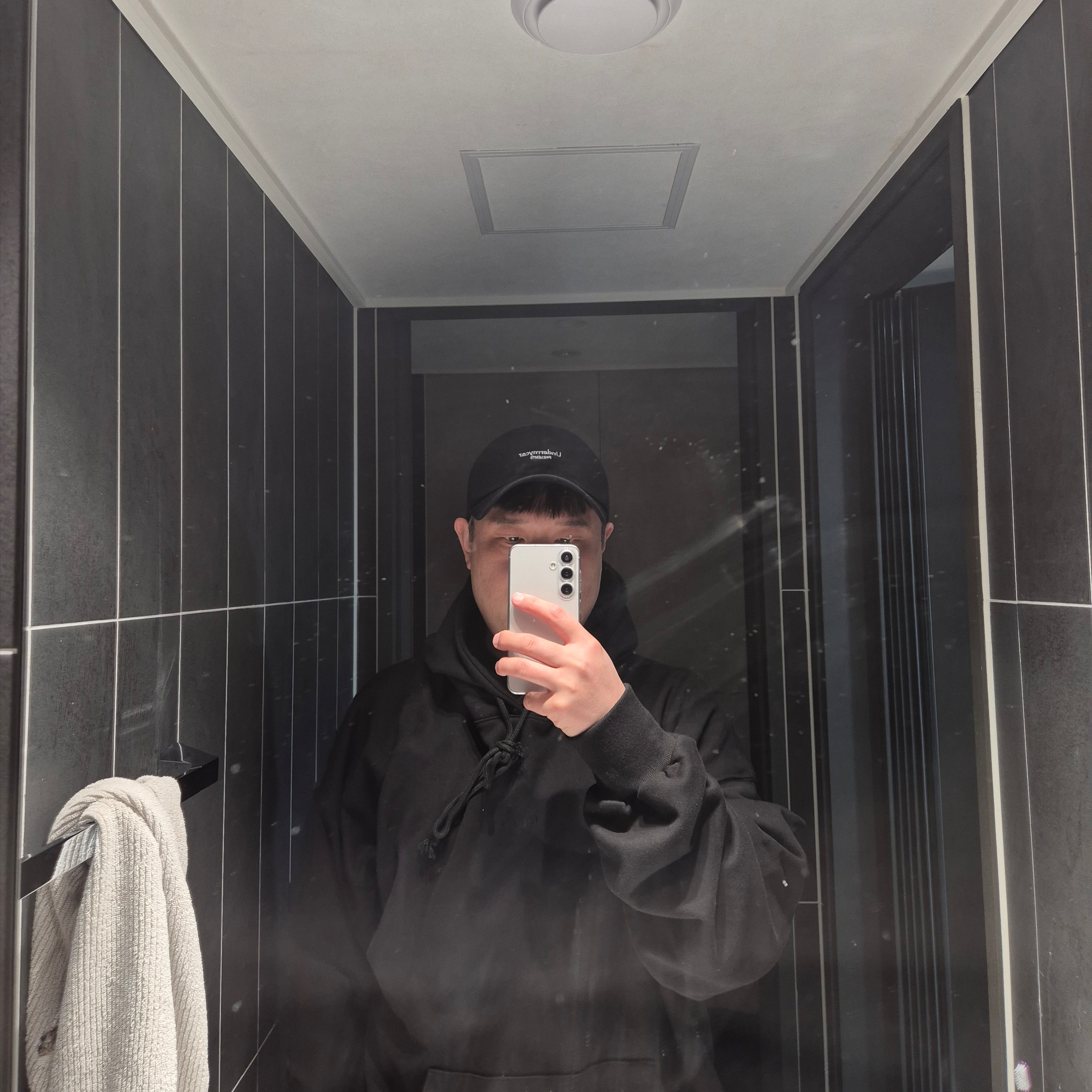 Undermycar Mu.09 Anti Fxxking Logo Play Oversized Hoodie Double Black, Undermycar Mu.17 Anti Fxxking Logo Play Basic Ball Cap Black / White 착용 스타일