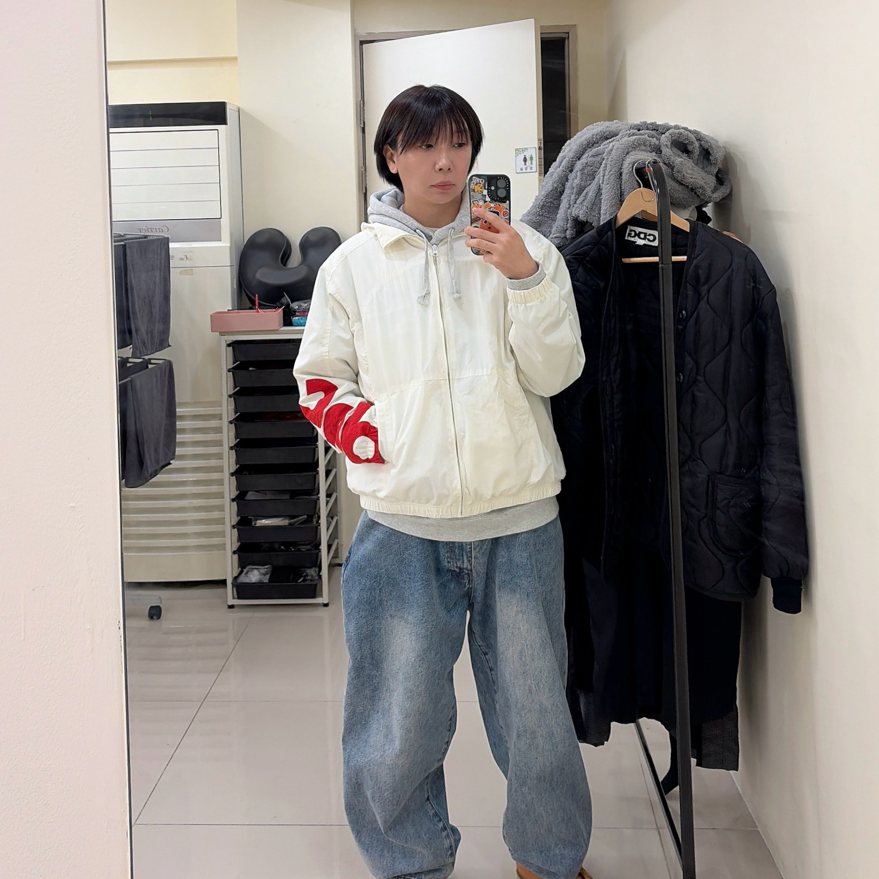 Supreme Spellout Track Jacket White - 21SS, Palace EL Script P90 Baggy Jean Stone Wash - 24FW 착용 스타일