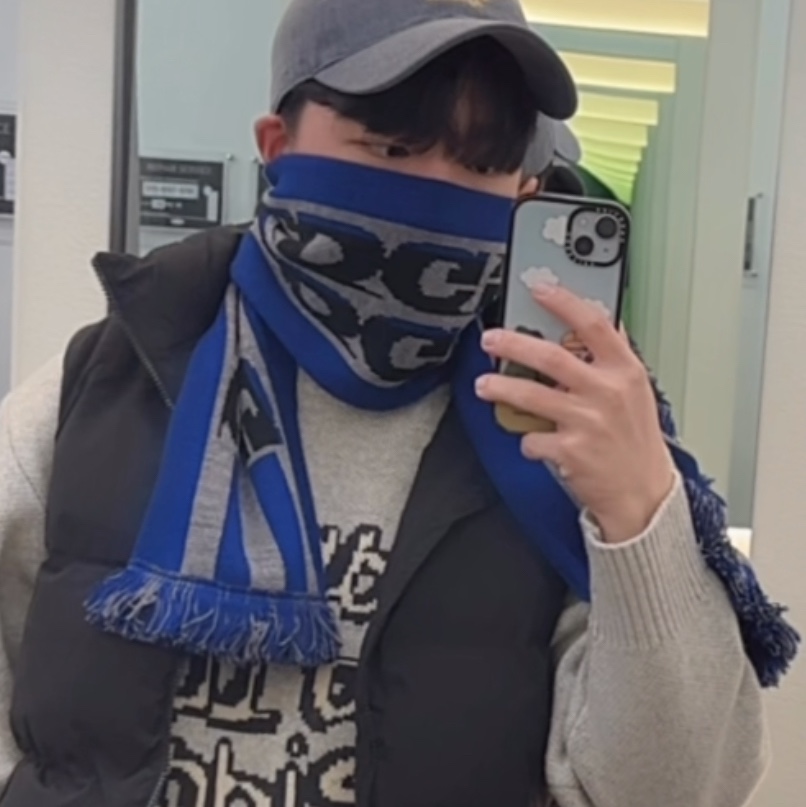 CDG Logo Check Muffler Blue 착용 스타일