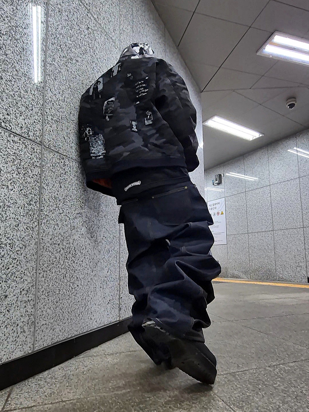 Dr. Martens x Rick Owens Quad Sole Steel Toe Boots Black, Awende Requiem Silk Scarf Gray 착용 스타일
