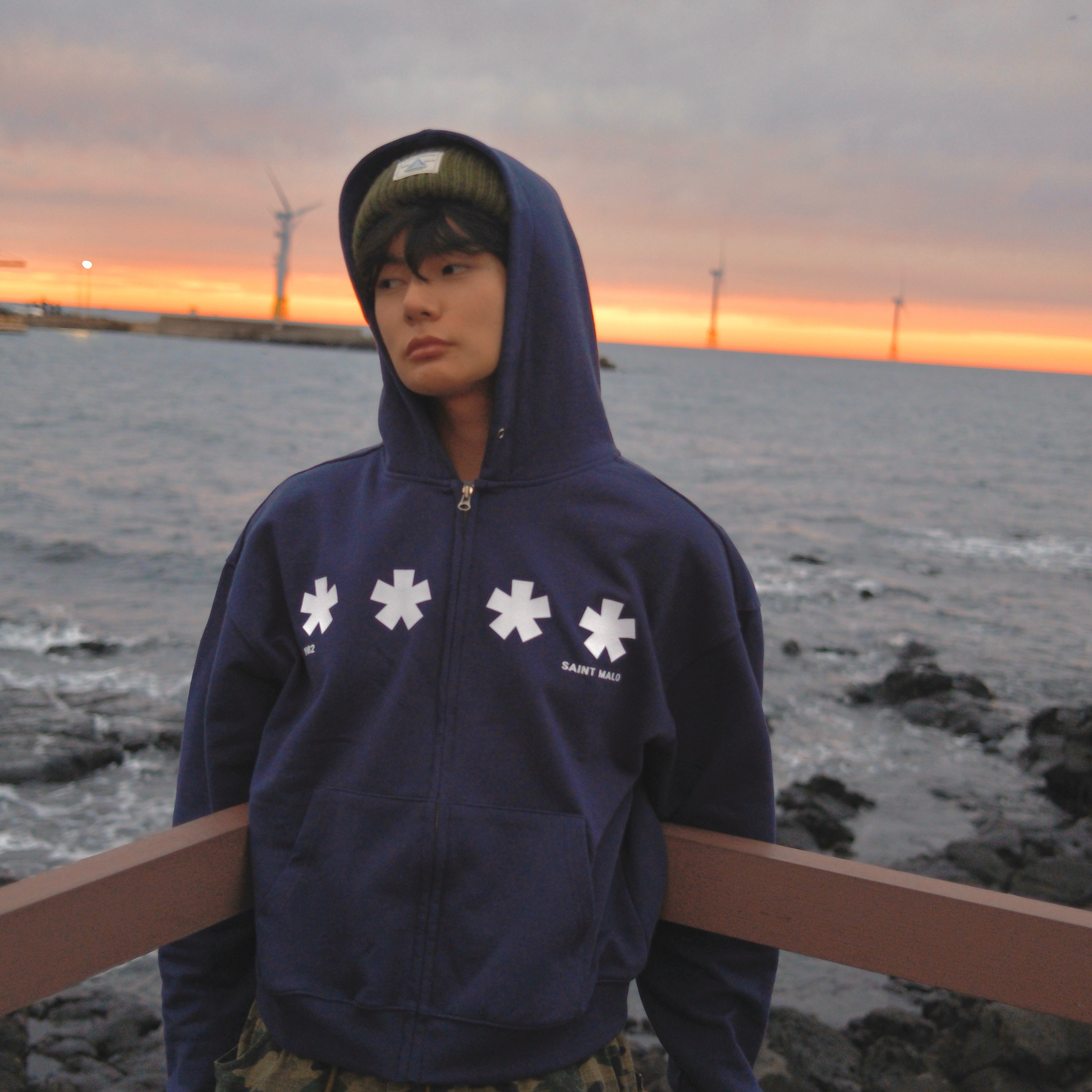 AMOU Square Star Hoodie Zip Up Navy, AMOU Square Star Hoodie Zip Up White Melange 착용 스타일 - 3