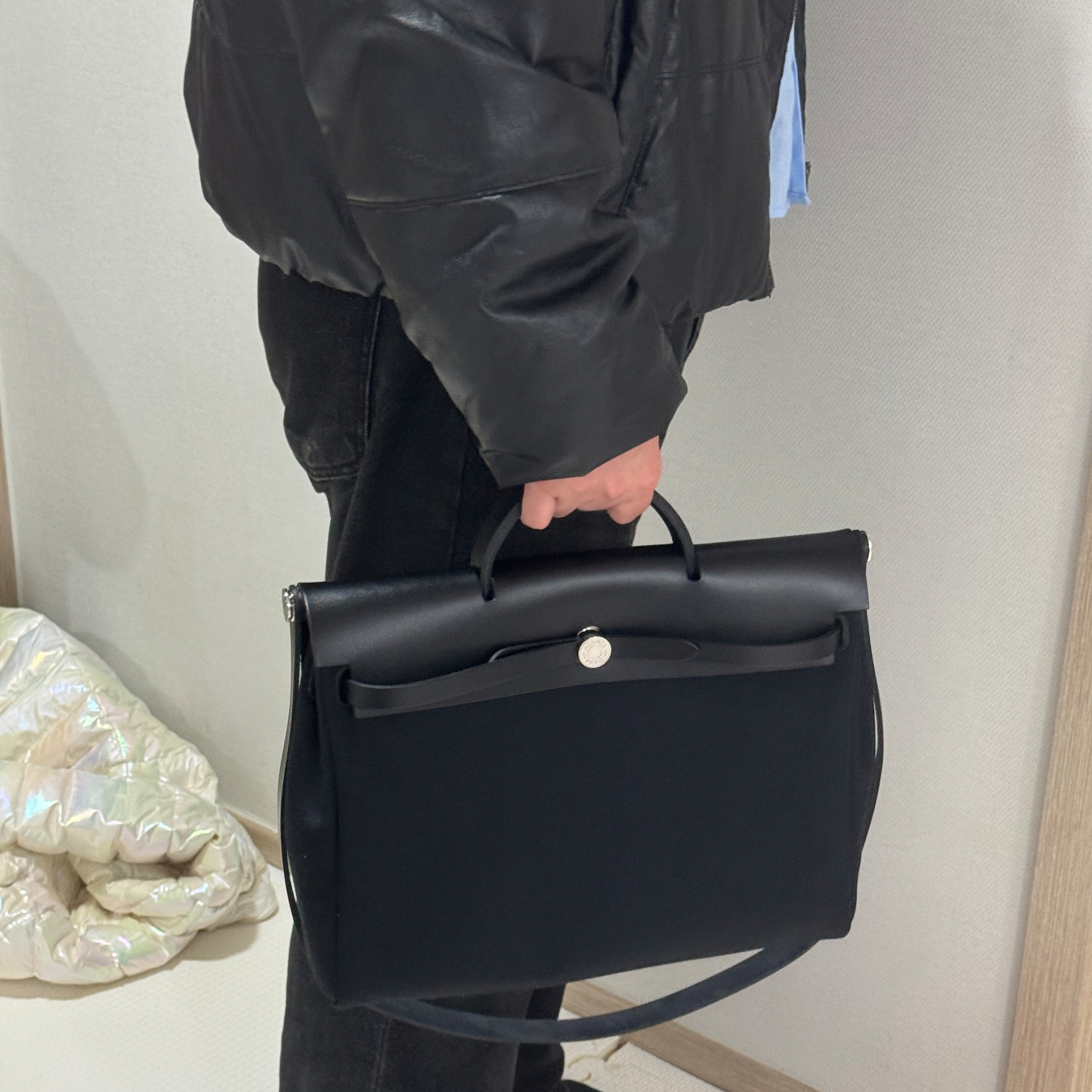 Hermes Herbag Messenger 39 Bag Military Canvas Hunter & Palladium Noir 착용 스타일 - 1