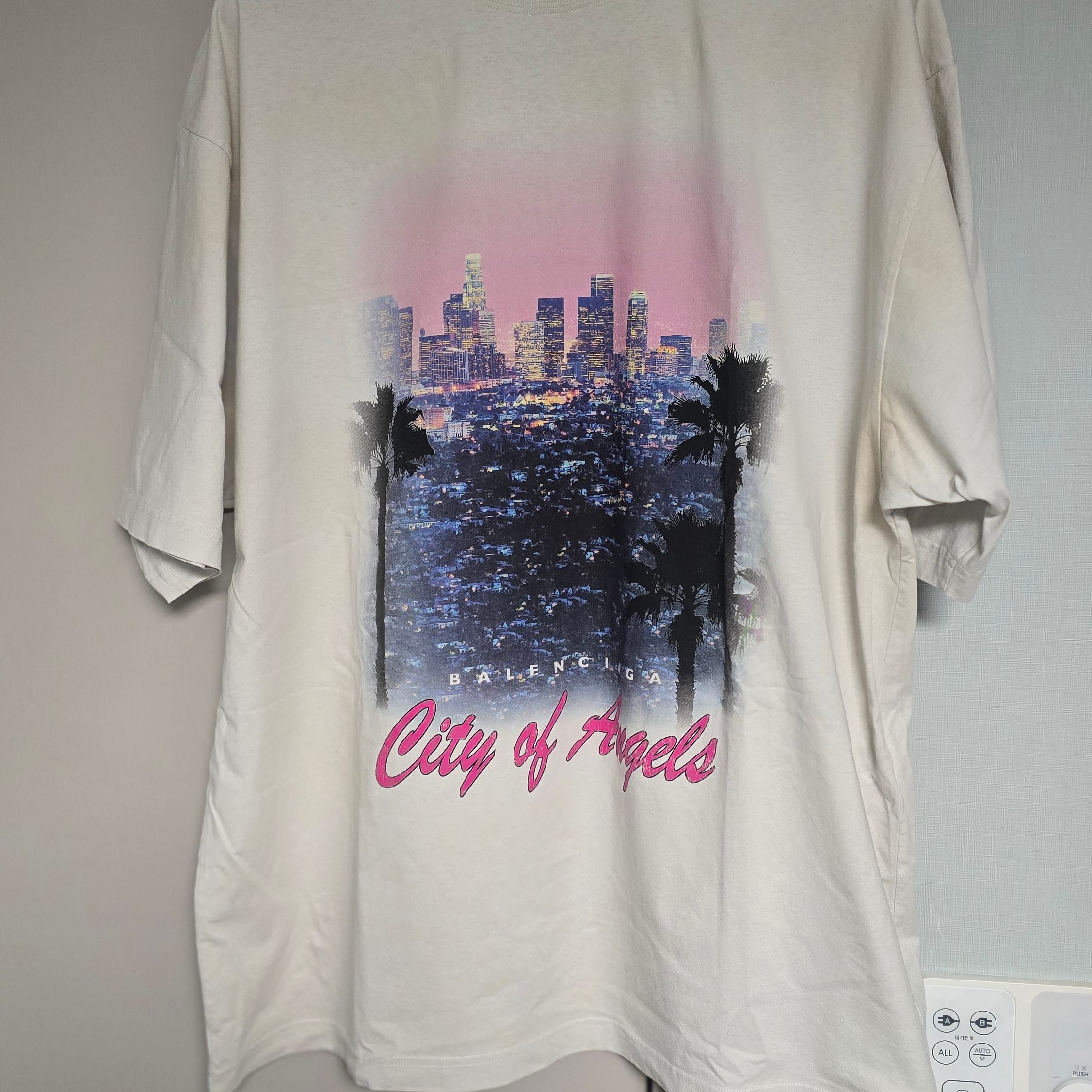Balenciaga City of Angels T-Shirt Medium Fit Dirty White 착용 스타일 - 1
