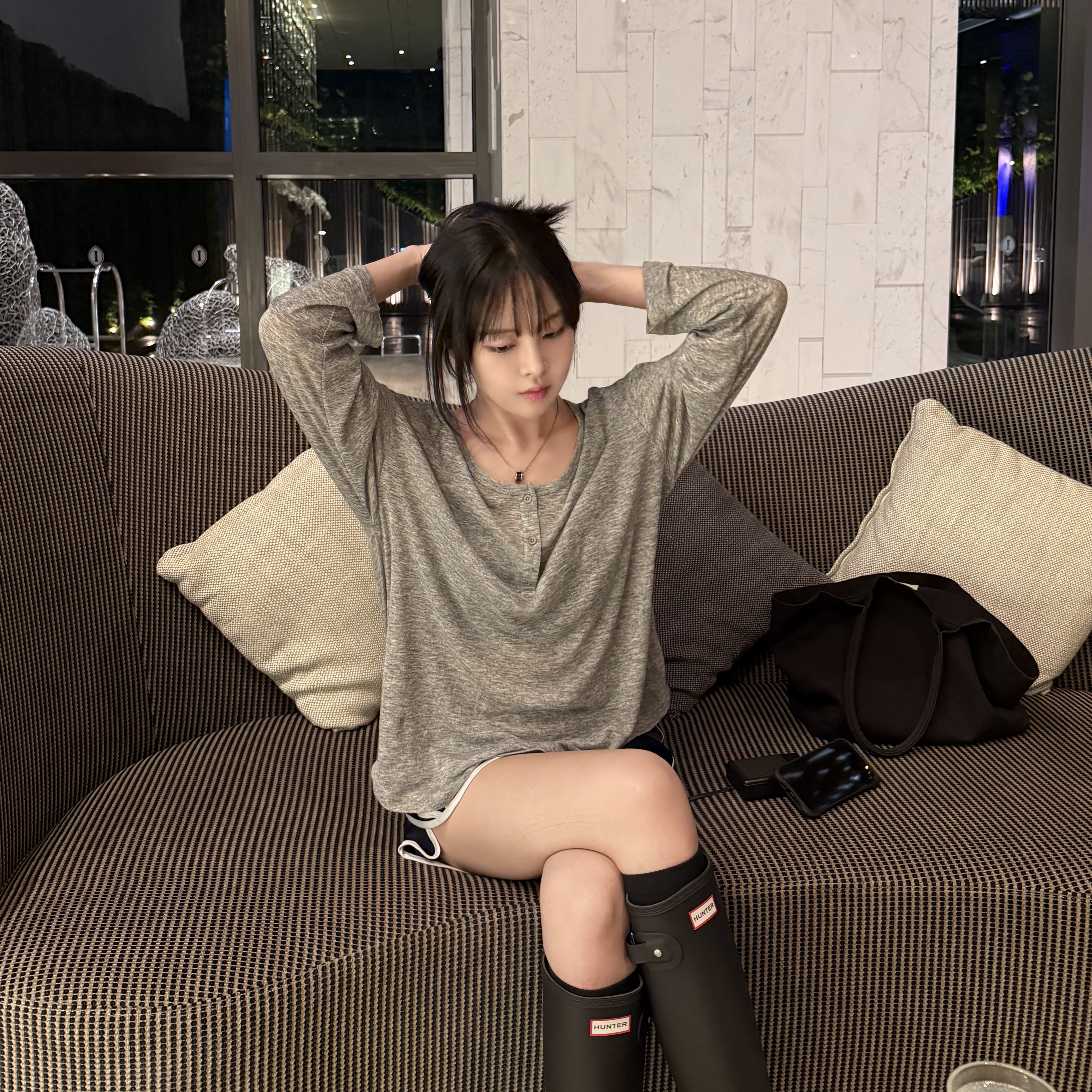(W) Hunter Original Tall Rain Boots Black 착용 스타일 - 3
