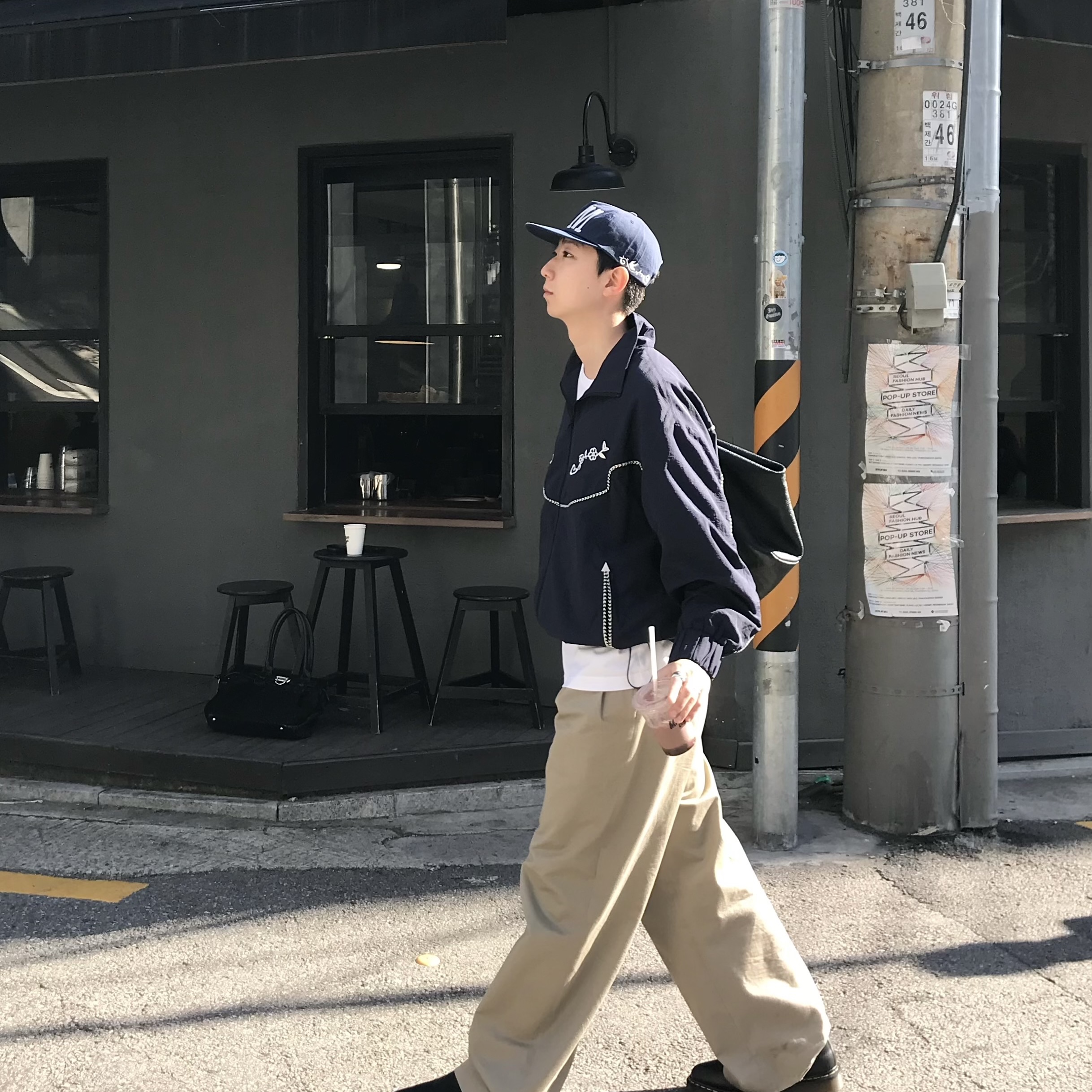 AMOU A.M 5Pannel Cap Navy 착용 스타일 - 3