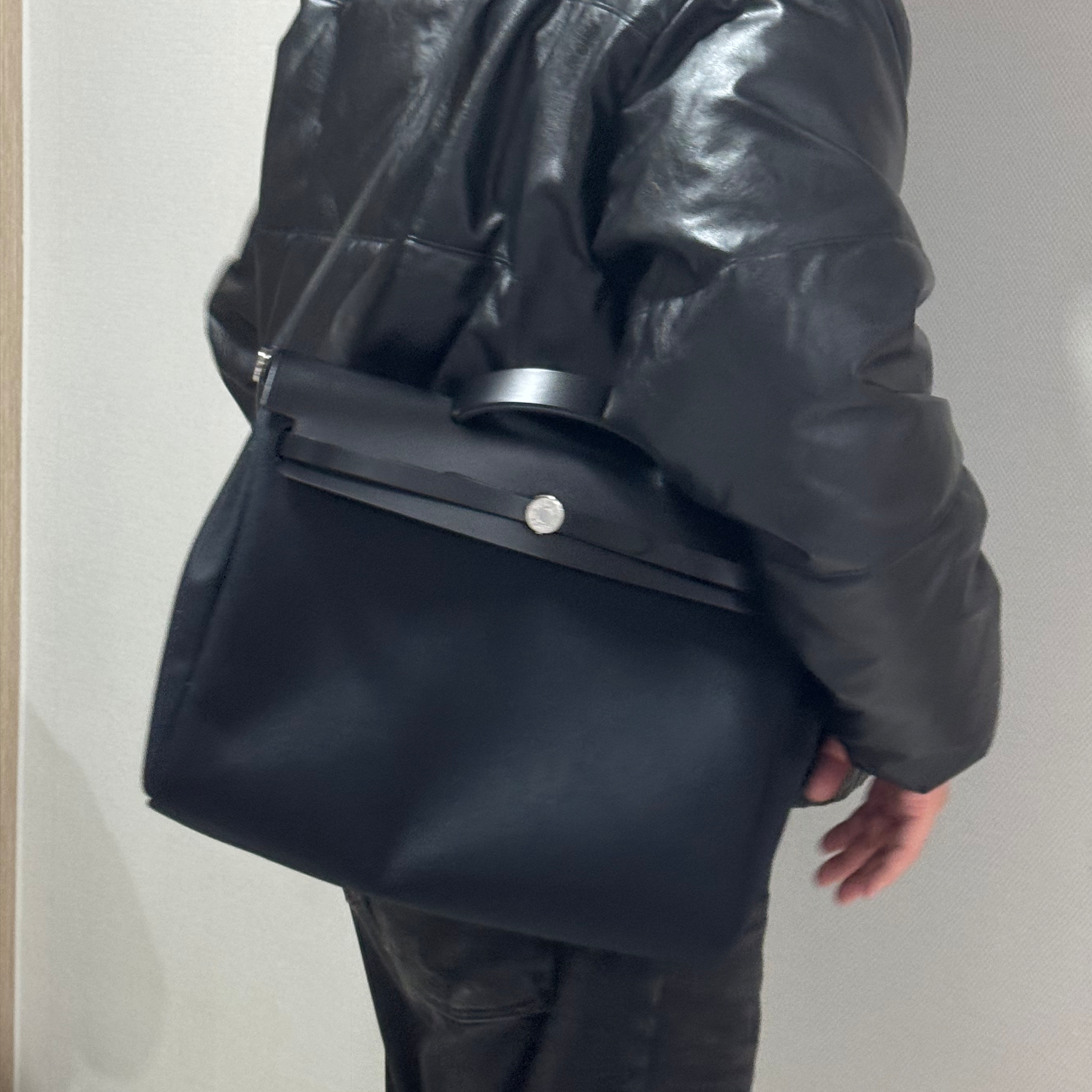Hermes Herbag Messenger 39 Bag Military Canvas Hunter & Palladium Noir 착용 스타일 - 2