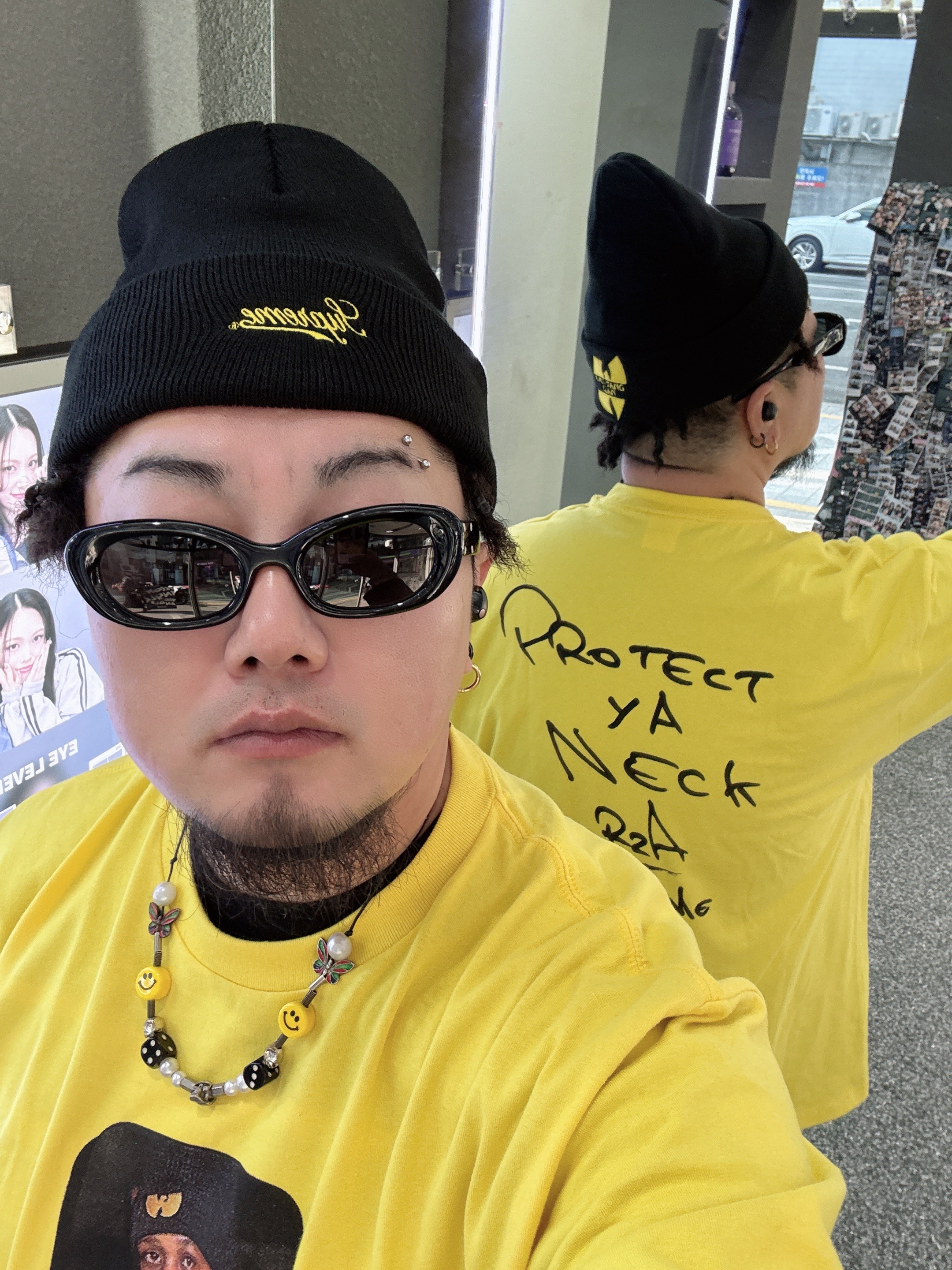 Supreme x Wu-Tang Clan RZA T-Shirt Yellow - 25FW, Supreme x Wu-Tang Clan Beanie Black - 25FW 착용 스타일 - 4