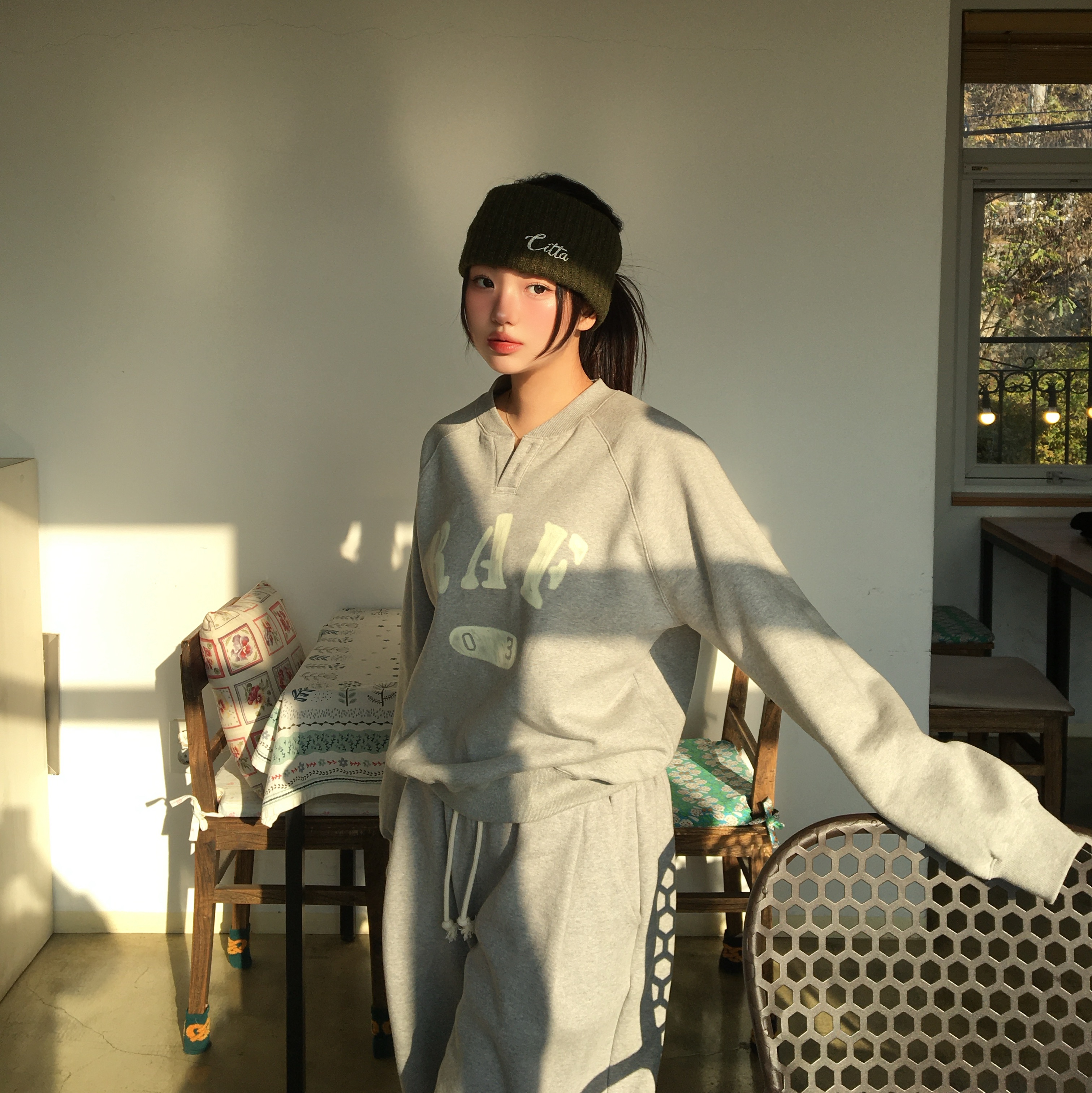 AMOU RAF Henley Neck Sweat Shirts Gray, AMOU RAF Henley Neck Sweat Shirts Black 착용 스타일 - 8