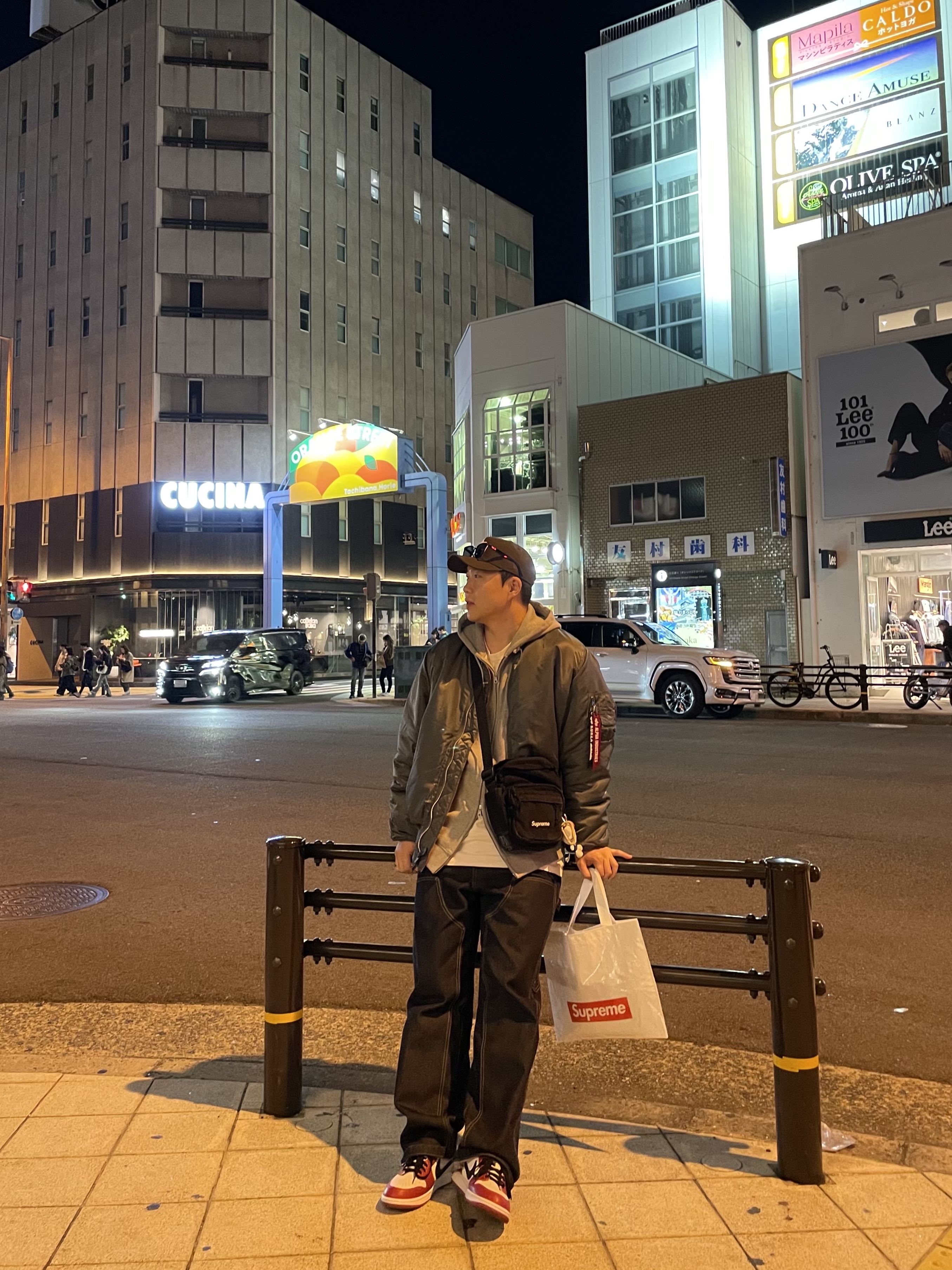 Jordan 1 Retro Low OG Chicago, Supreme Denim Shoulder Bag Black - 25FW 착용 스타일