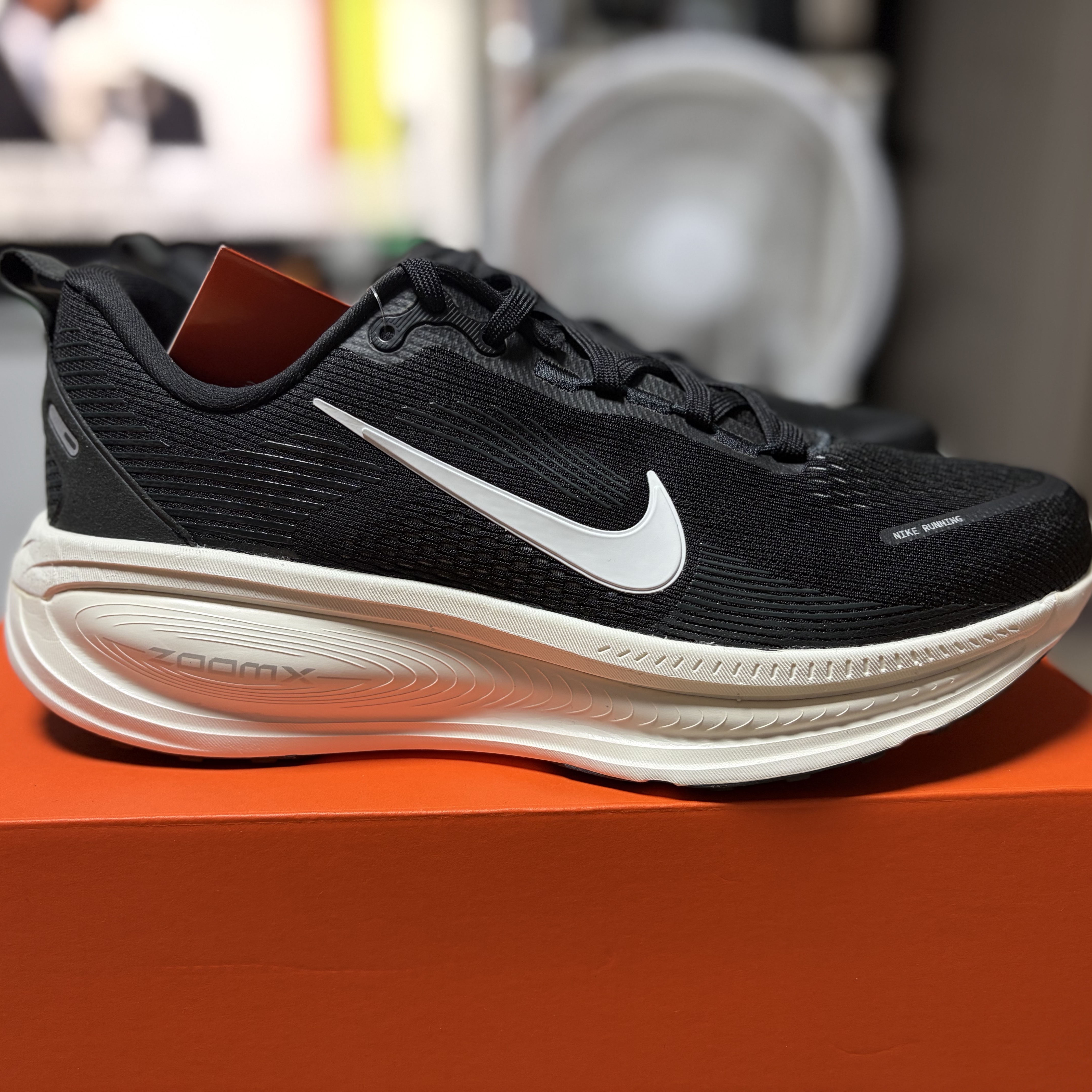 Nike Vomero 18 Black Coconut Milk 착용 스타일 - 3