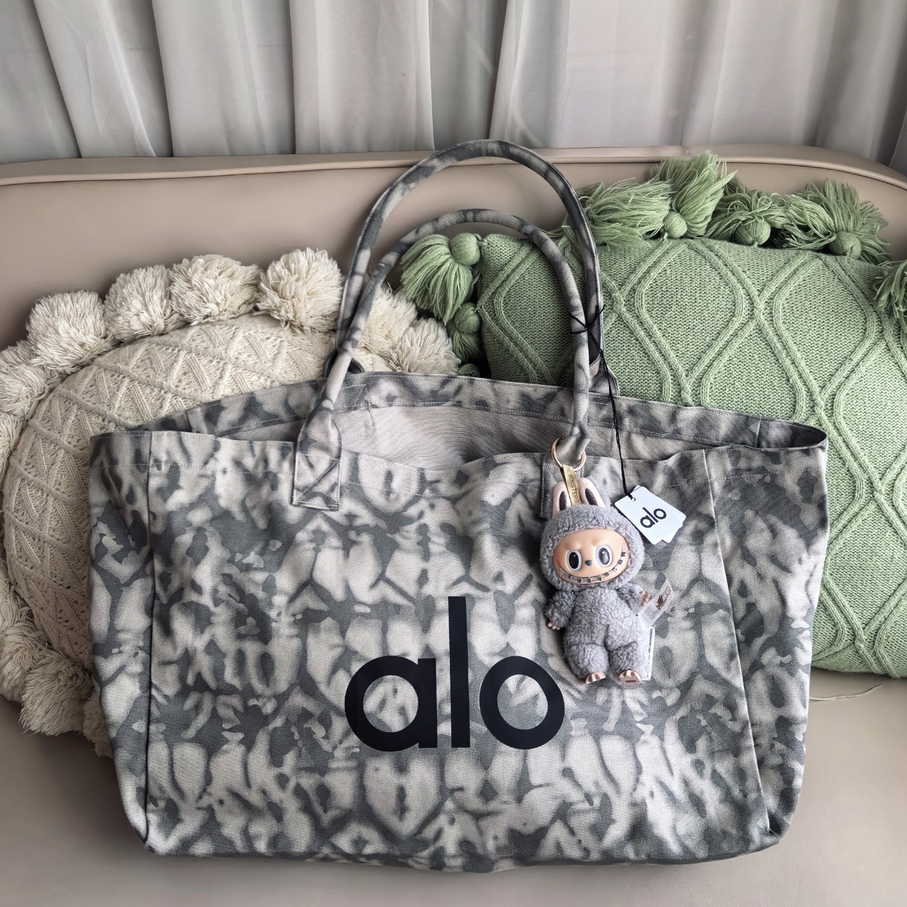 Alo Yoga Iconic Shopper Tote Bag Grey Tiedye 착용 스타일 - 1