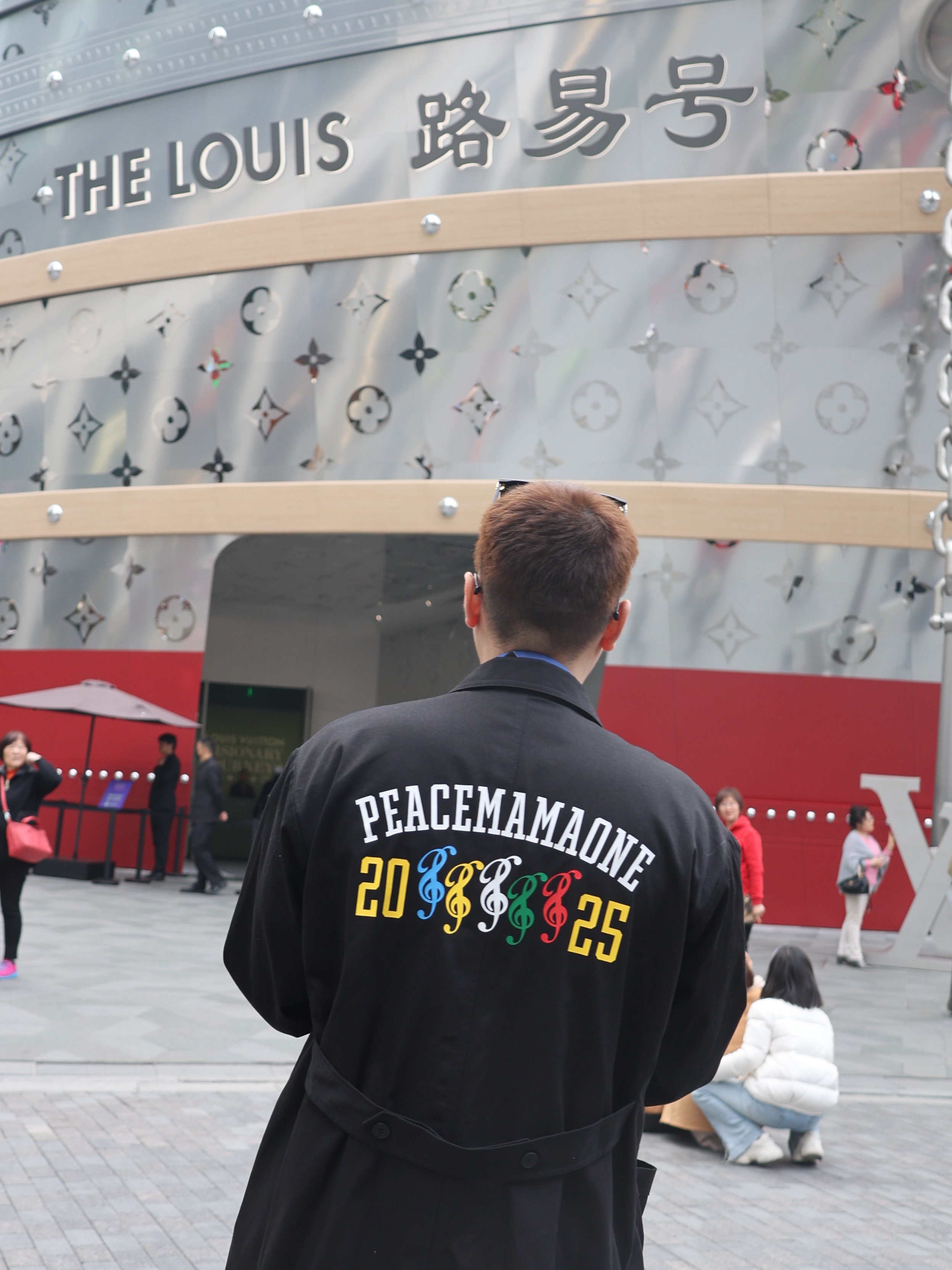 Peaceminusone x 2025 MAMA Awards Peacemamaone Coat Black, Burberry Skinny Check Silk Scarf Archive Beige 착용 스타일 - 5