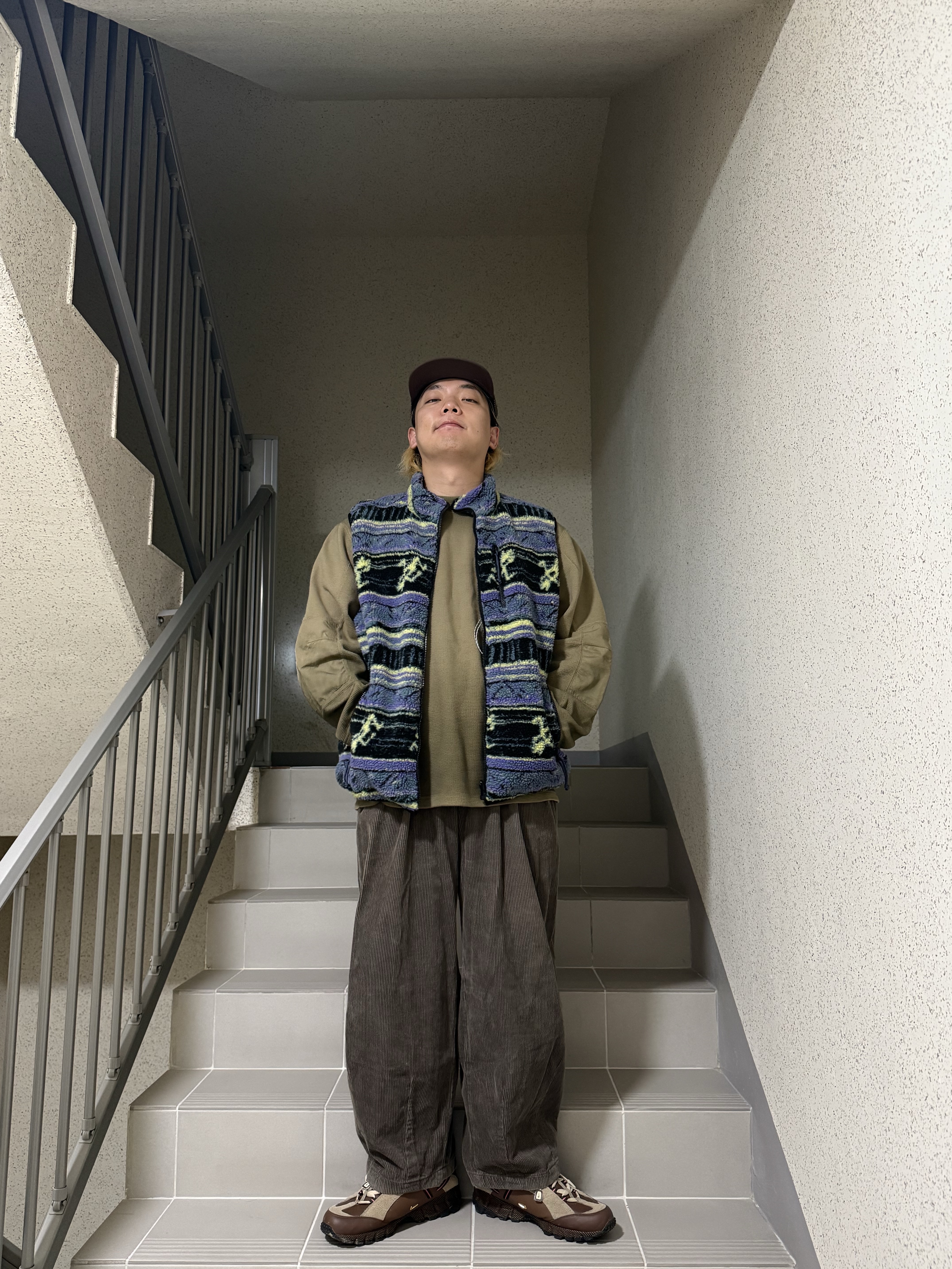 Nike x Jacquemus Air Humara LX Ale Brown and Gold 착용 스타일 - 6