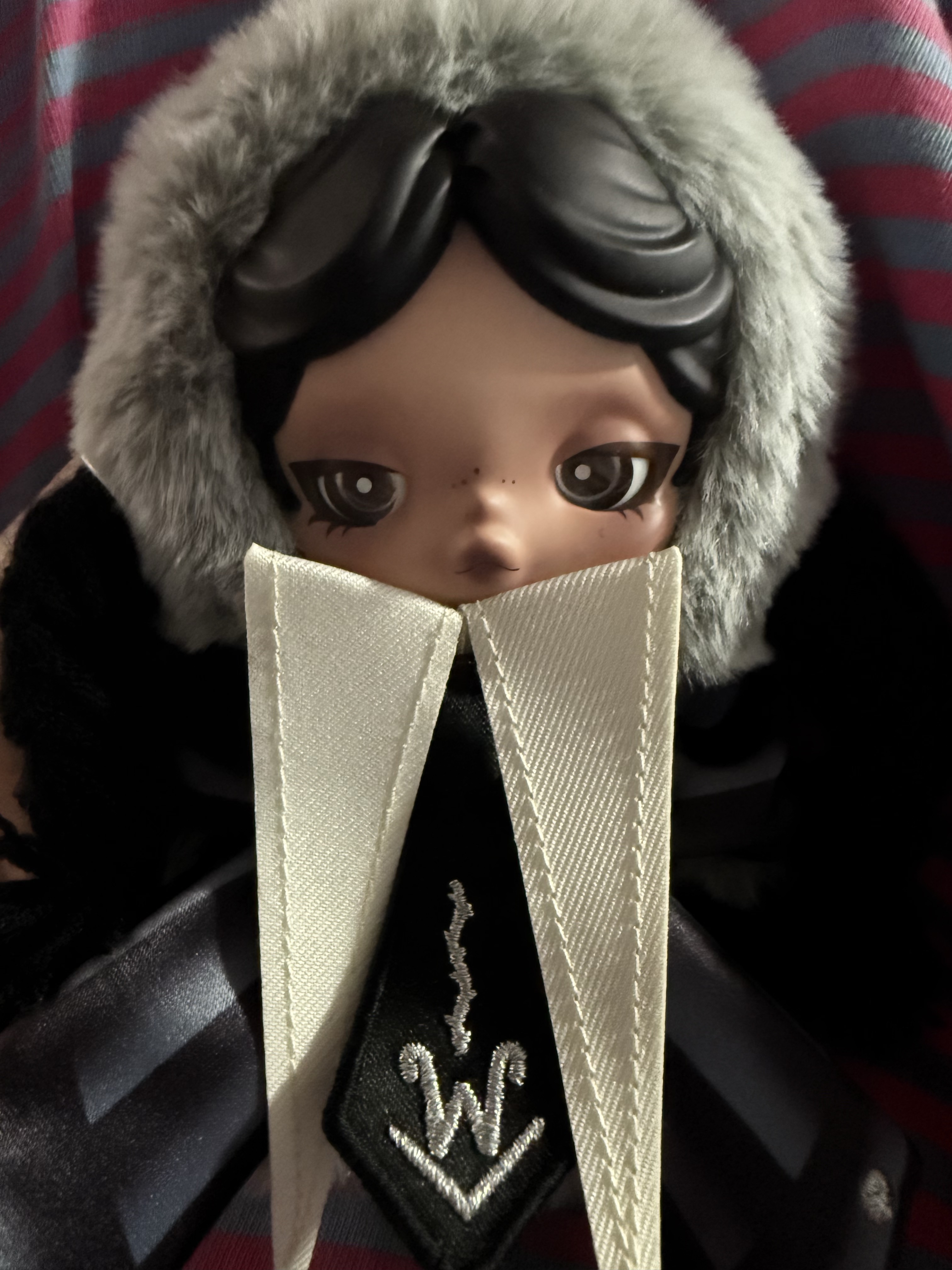 Pop Mart Skullpanda x Wednesday Plush Nevermore Academy Uniform Version 착용 스타일
