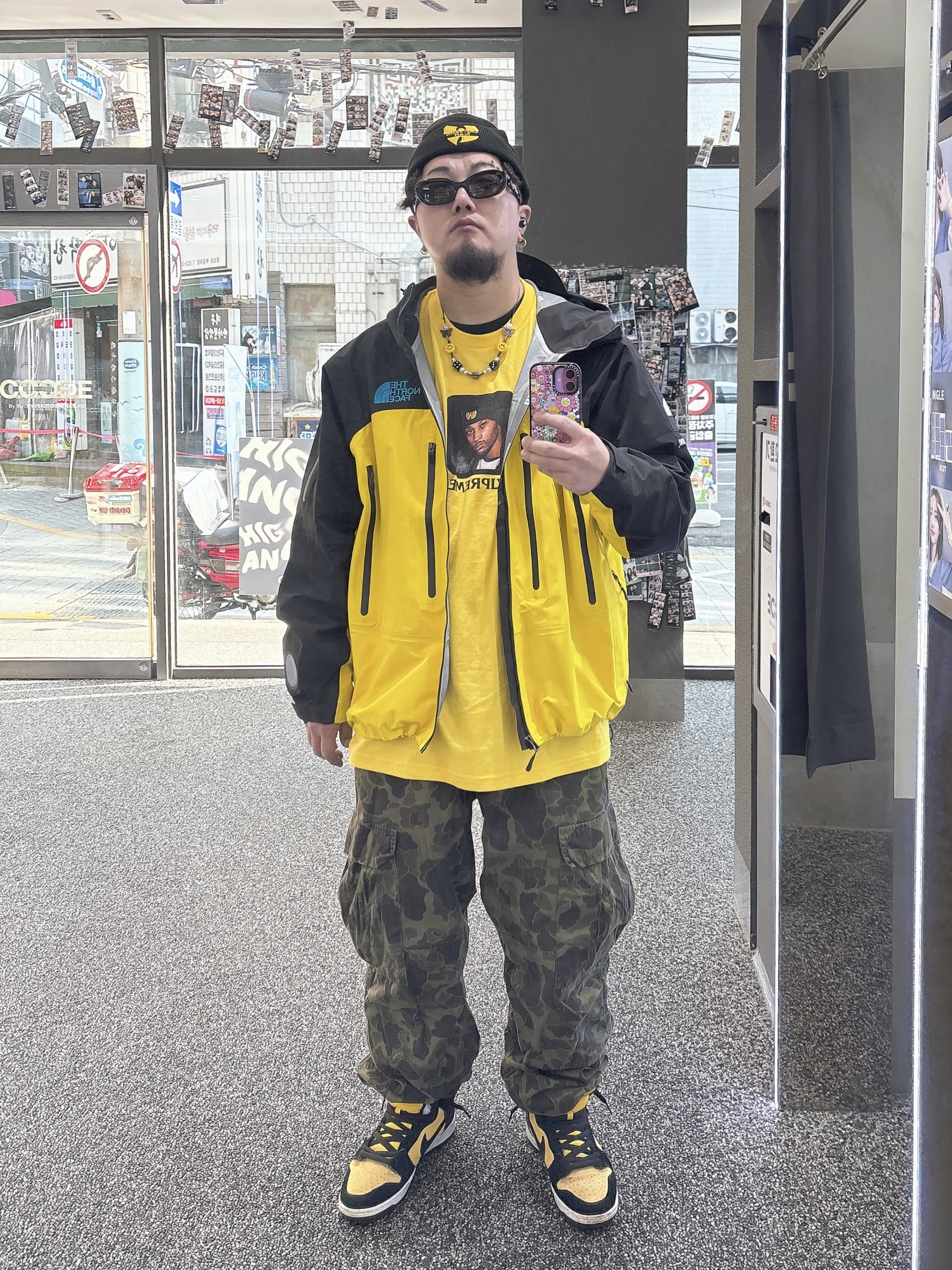 Supreme x Wu-Tang Clan RZA T-Shirt Yellow - 25FW, Supreme x Wu-Tang Clan Beanie Black - 25FW 착용 스타일 - 2
