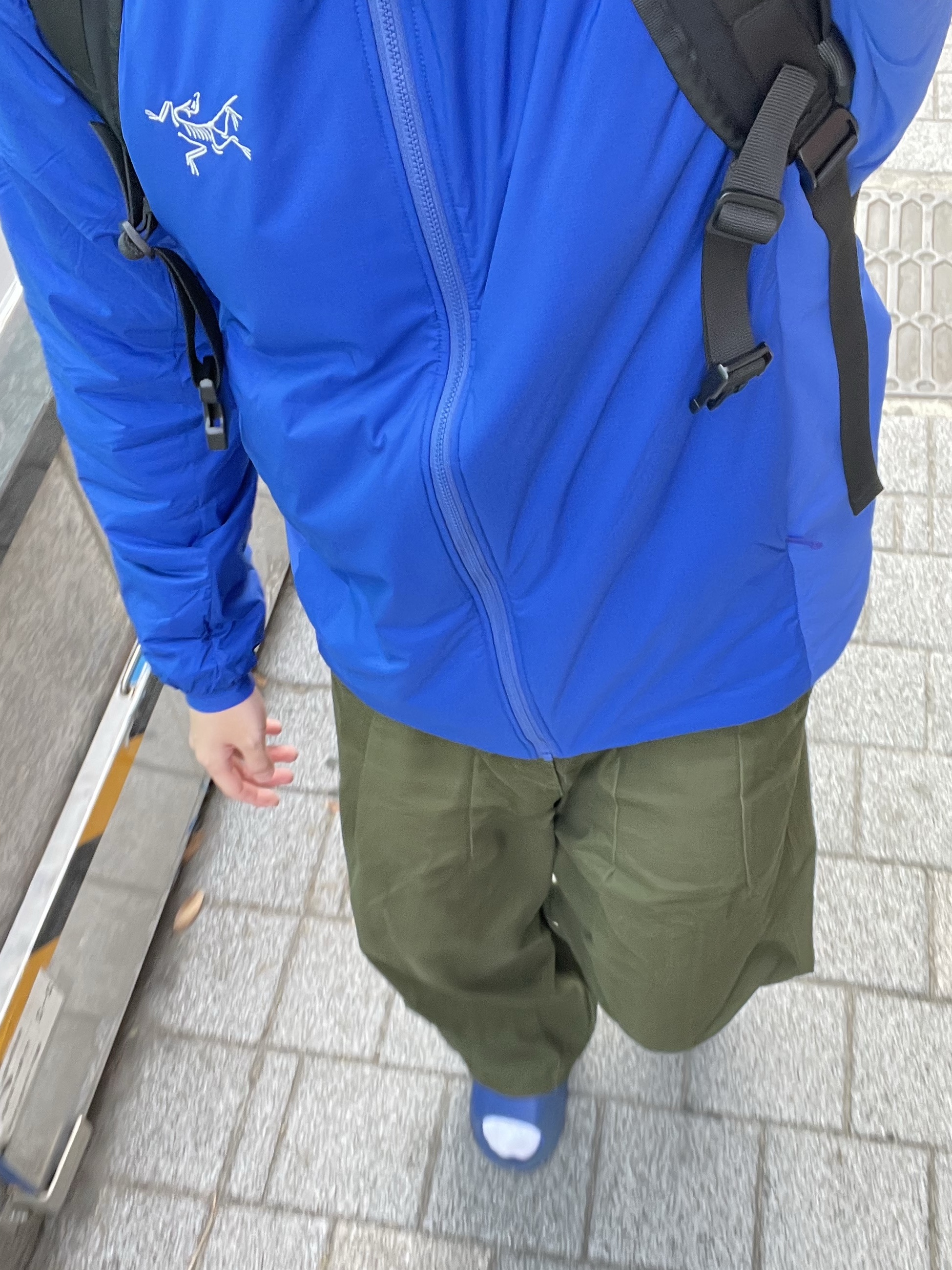 Arc'teryx Atom SV Hoody Vitality, Adidas Yeezy Slide Azure 착용 스타일