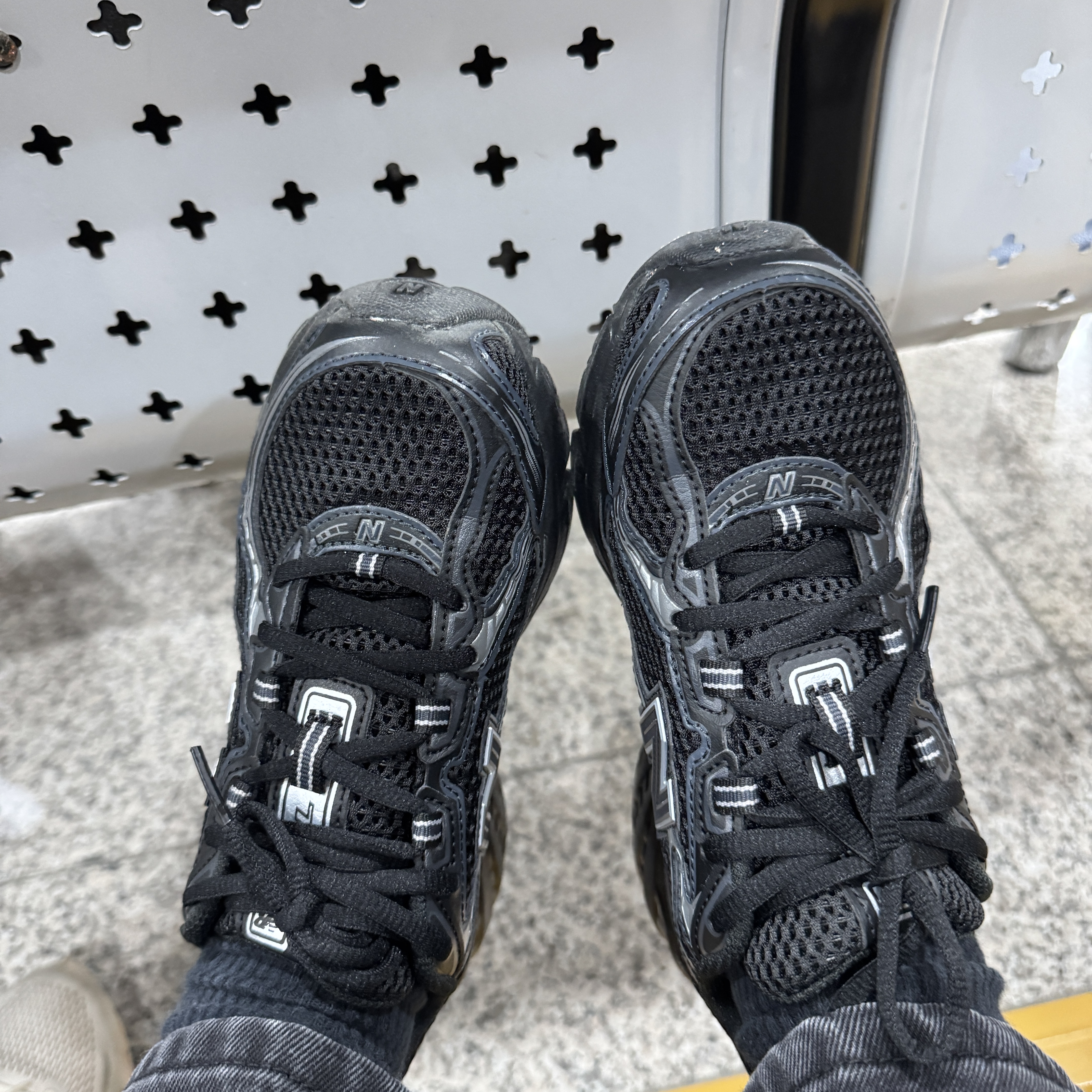 New Balance 740v2 Black Silver Metallic 착용 스타일