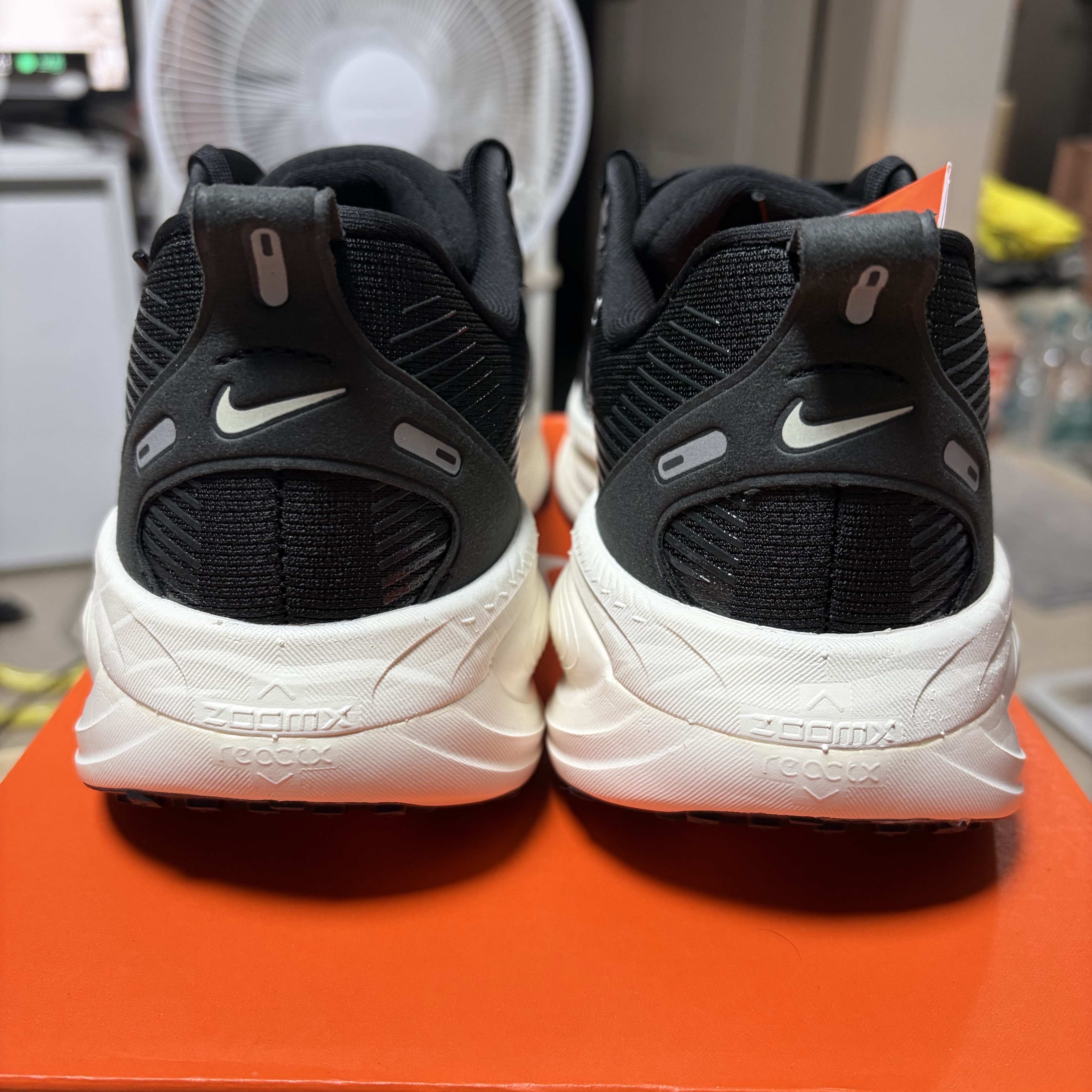 Nike Vomero 18 Black Coconut Milk 착용 스타일 - 5