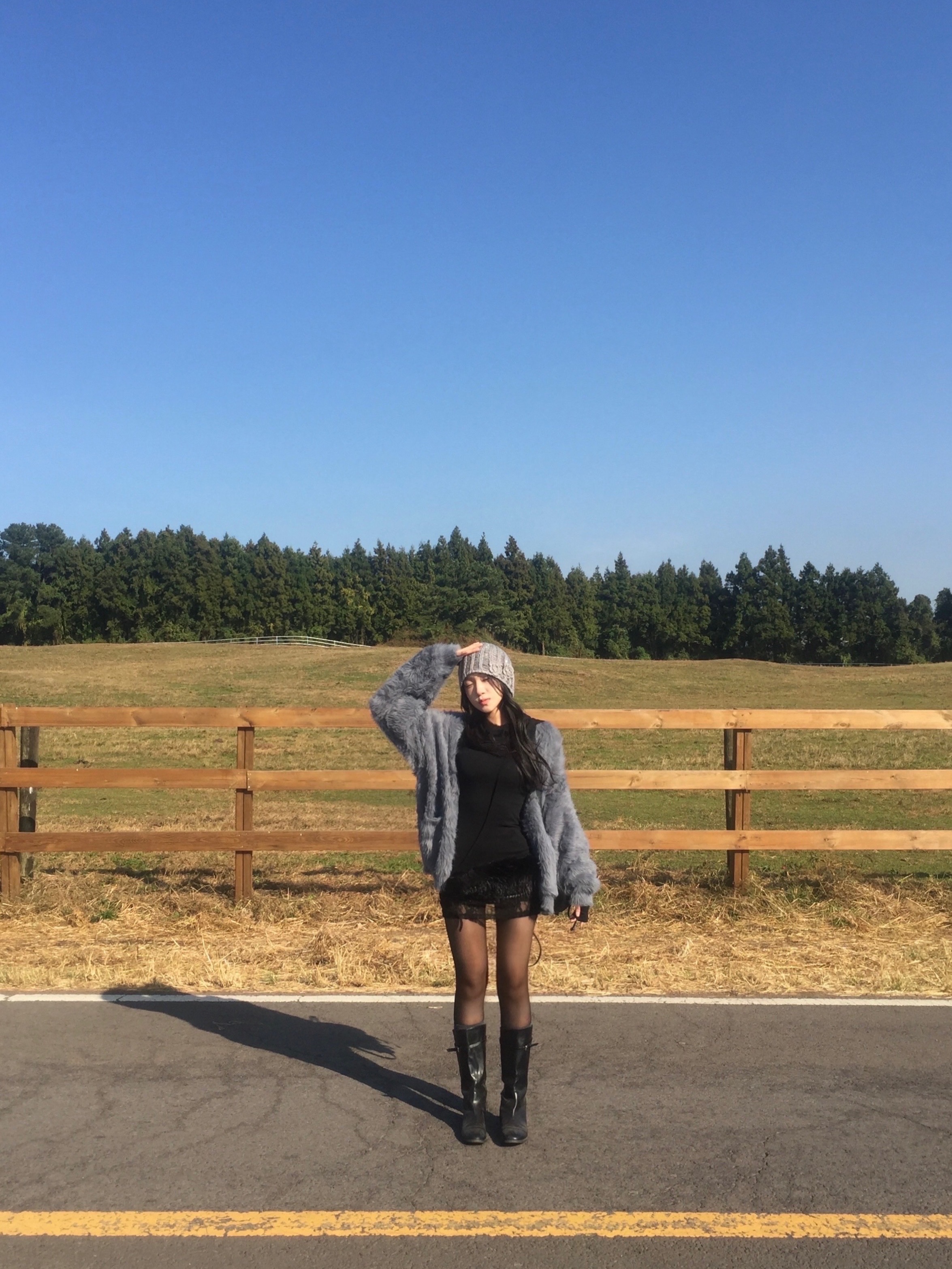 Threetimes Acorn Backpack Black 착용 스타일 - 1